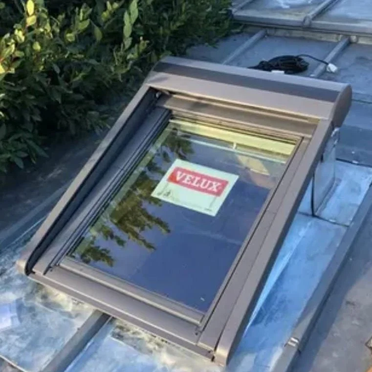 Vitrine réfrigérée en installation, avec étiquette VELUX visible à l'intérieur.