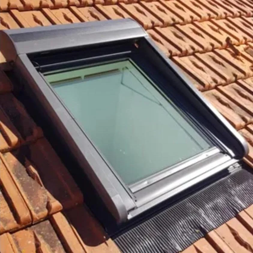 Velux fenêtre de toit sur un toit en tuiles en terre cuite.