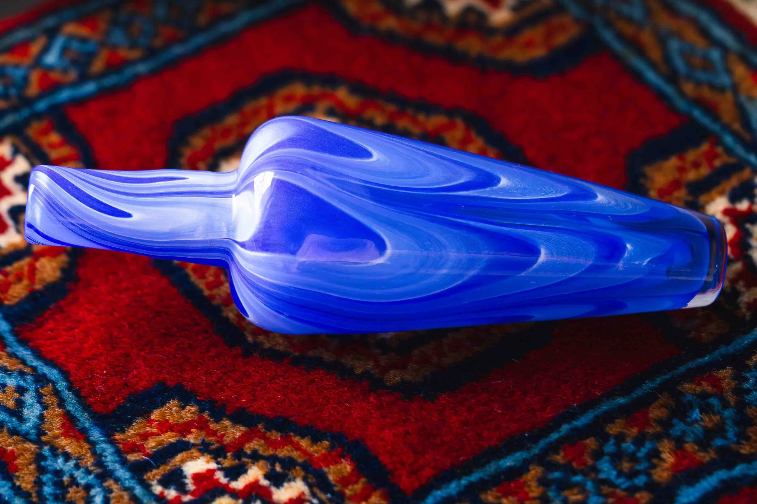 Flacon allongé à décor marbré — cobalt (2025)