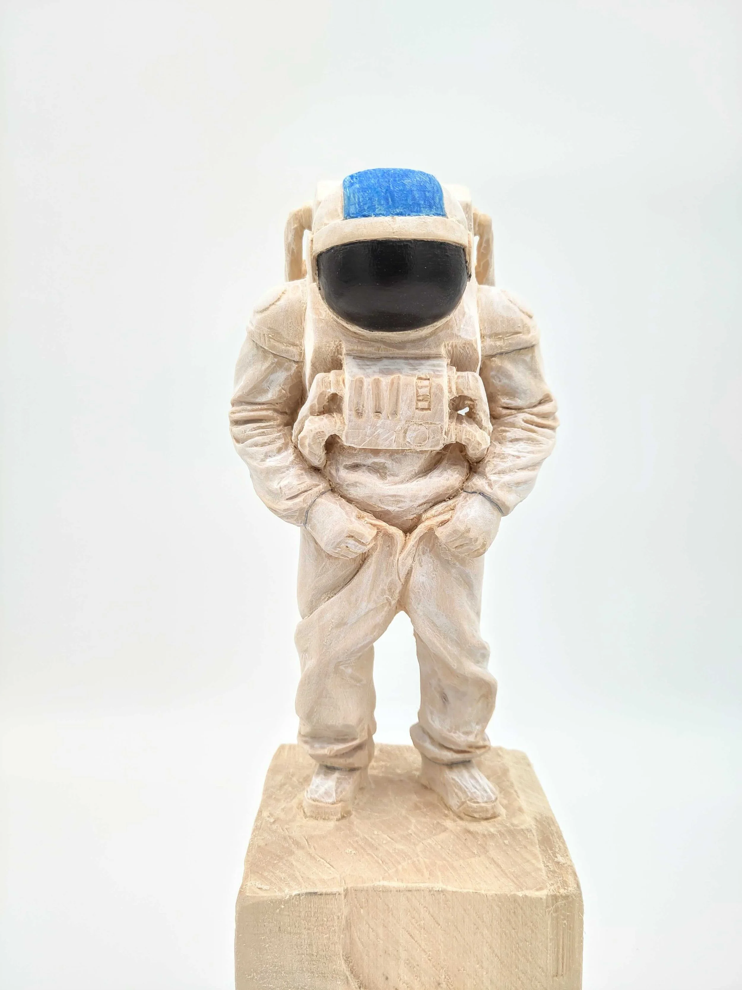 Holzbildhauer-modern-Astronauten-P-liehr.jpeg