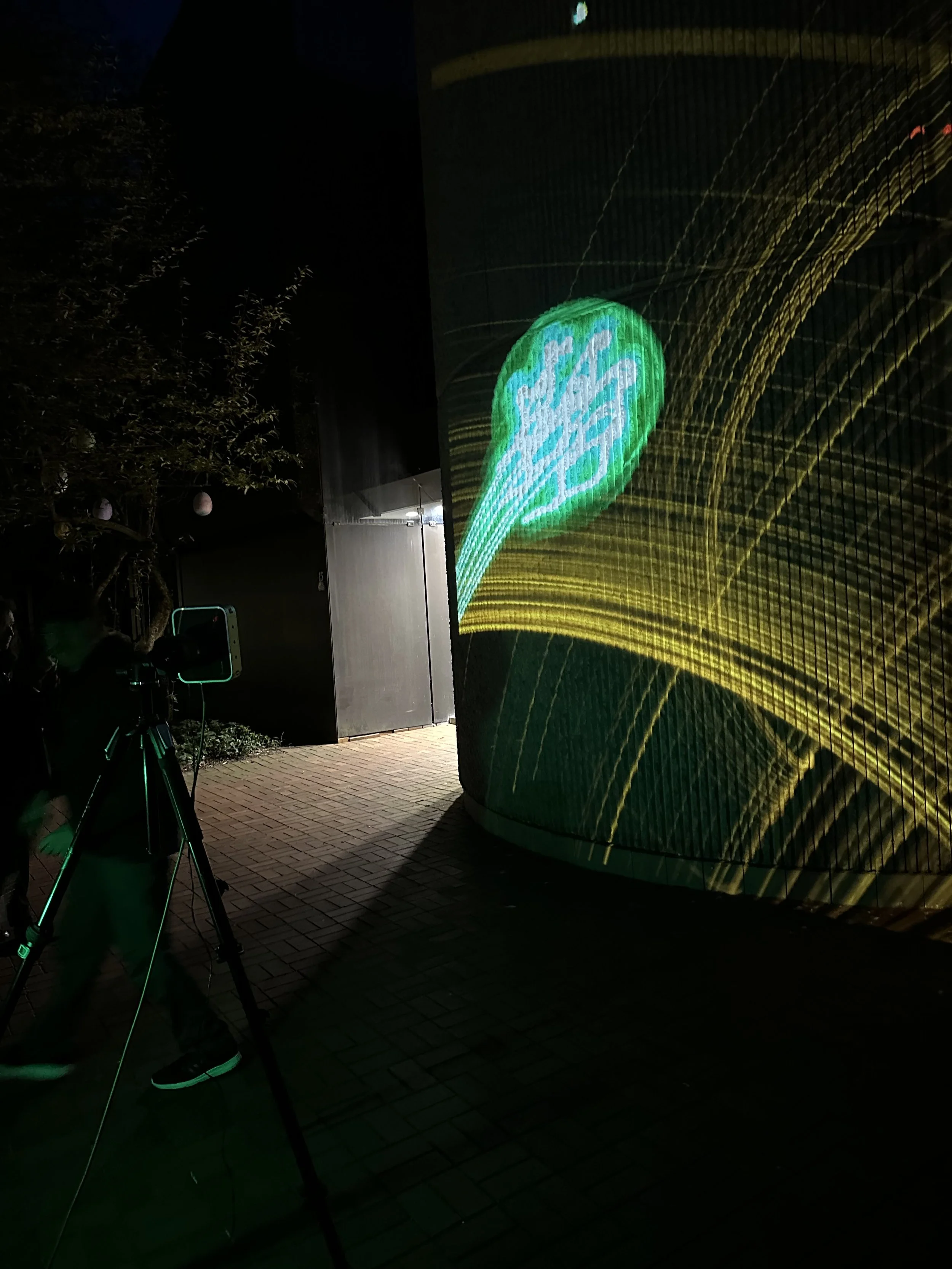 Leuchtendes Werbeschild mit dem Text "SAG EAT" an einer Wand bei Nacht