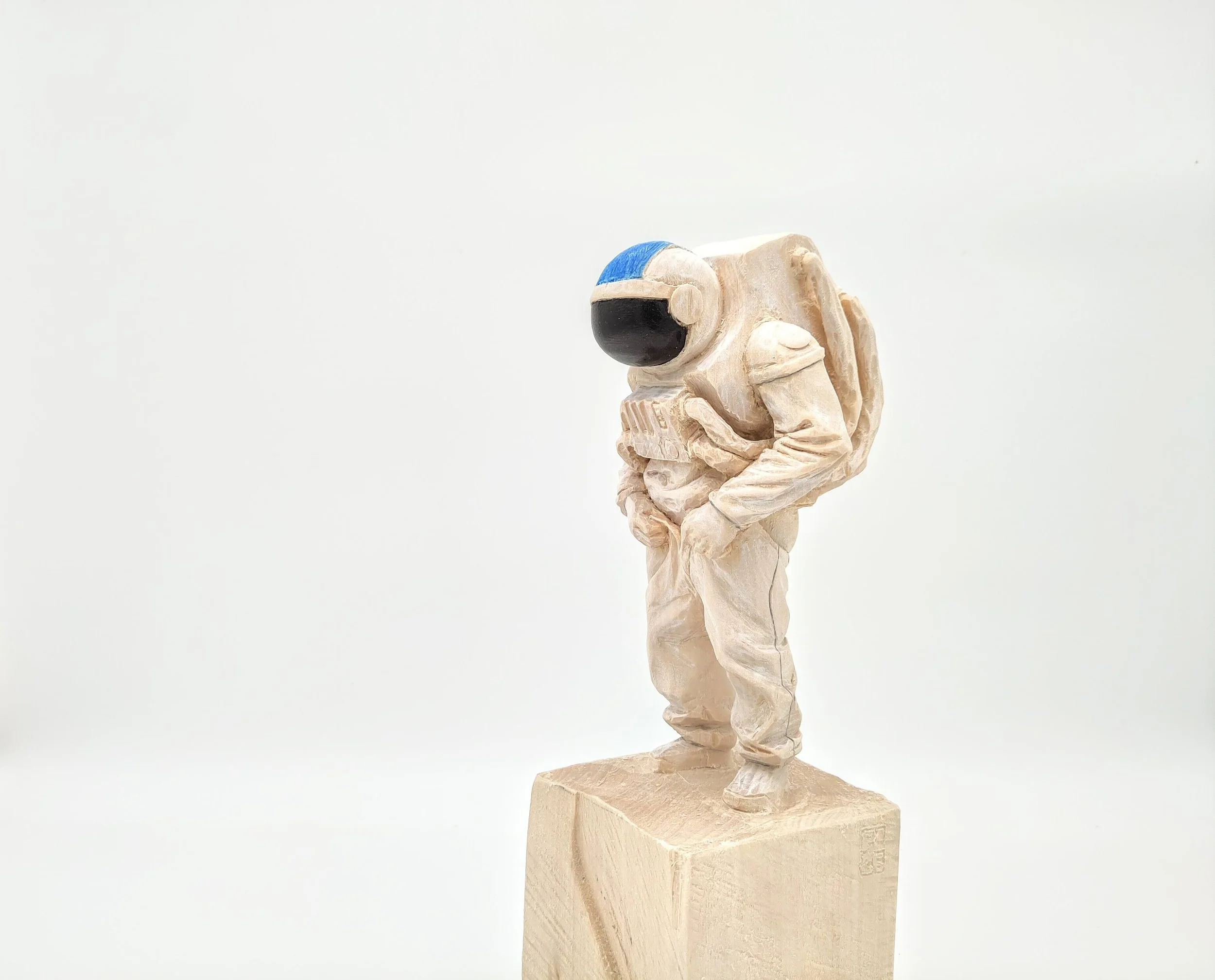 Arschtronaut-p-liehr-holzskulptur-figur.jpeg