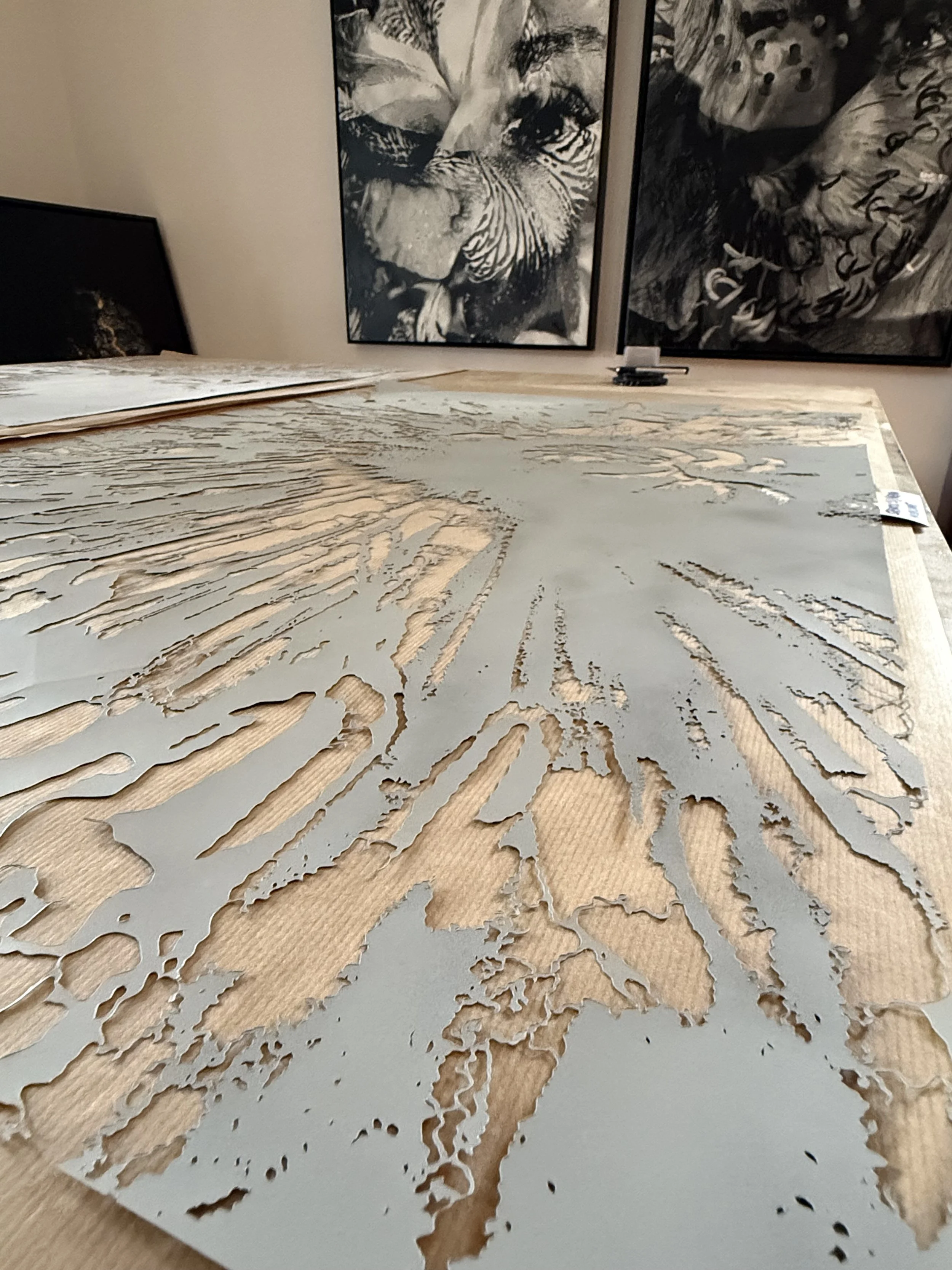 Ein Tisch mit einer Detailaufnahme einer Stencil Schablone der Künstler Anja Zeilinger