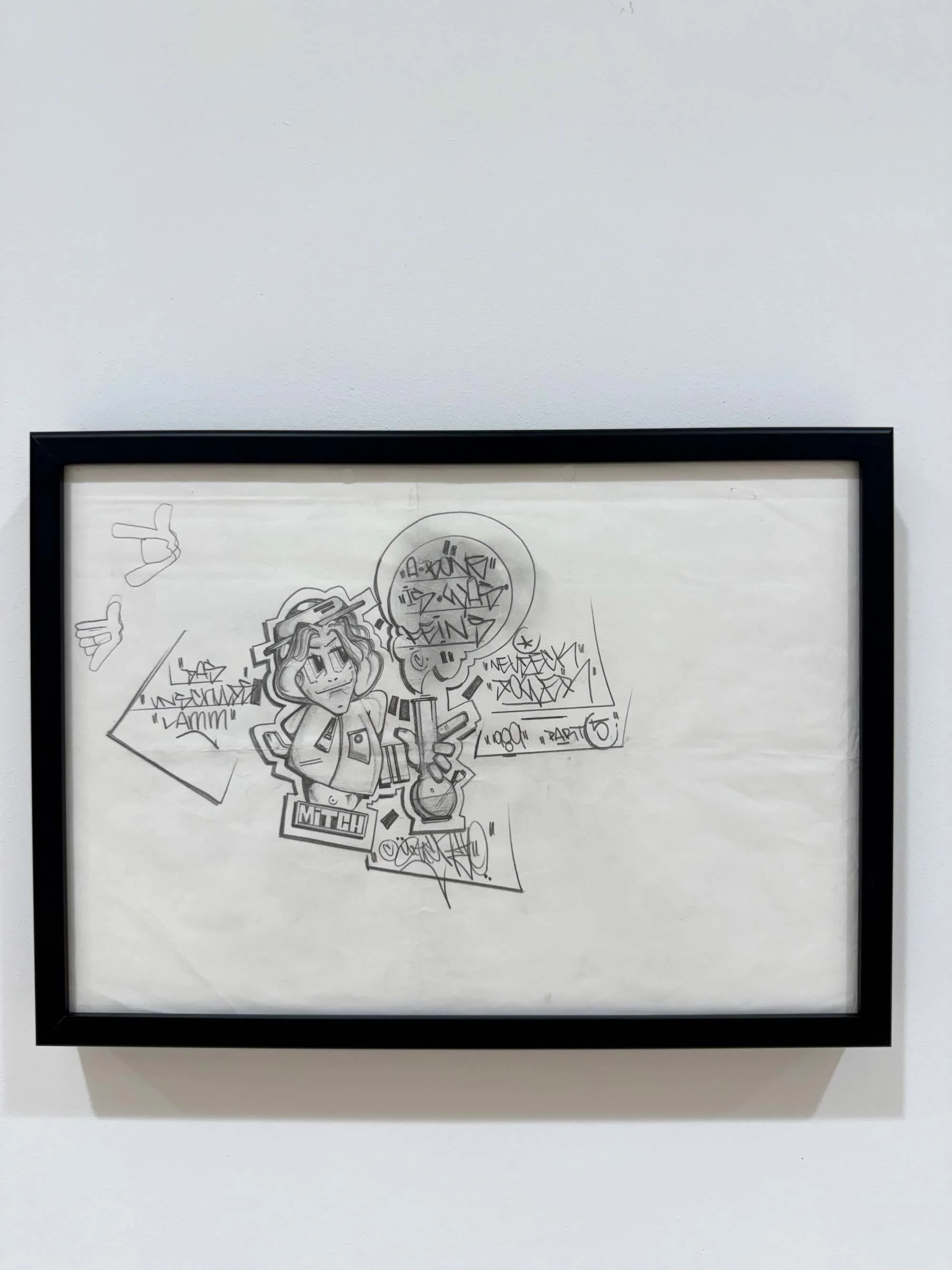 Schwarz-weiß Street-Art-Illustration eines Mädchens mit Brille, das in der Hand ein Reagenzglas hält, umgeben von Graffiti- und Zeichenkunst auf Papier.