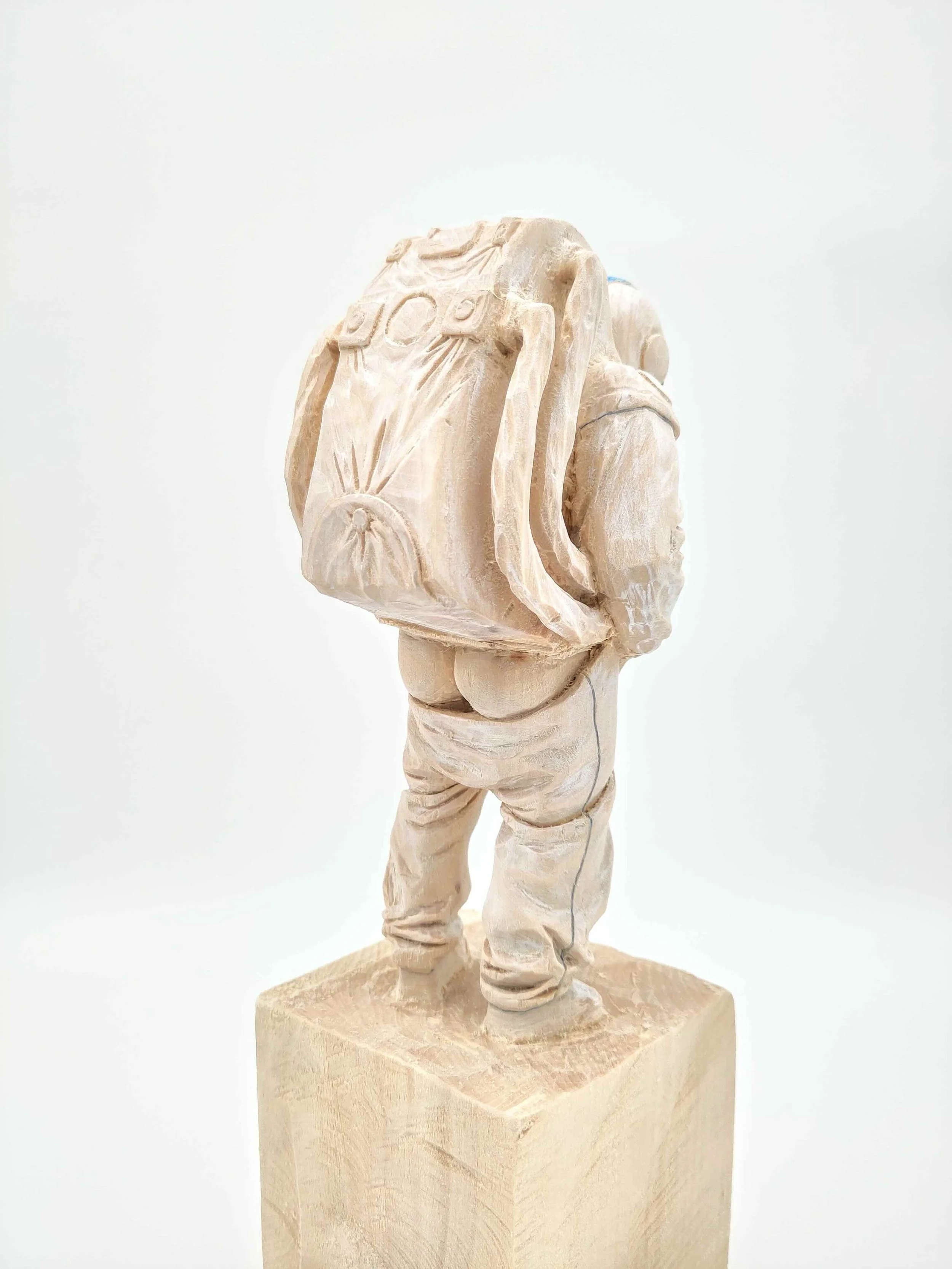 Arschtronaut-astronaut-skulptur.jpeg