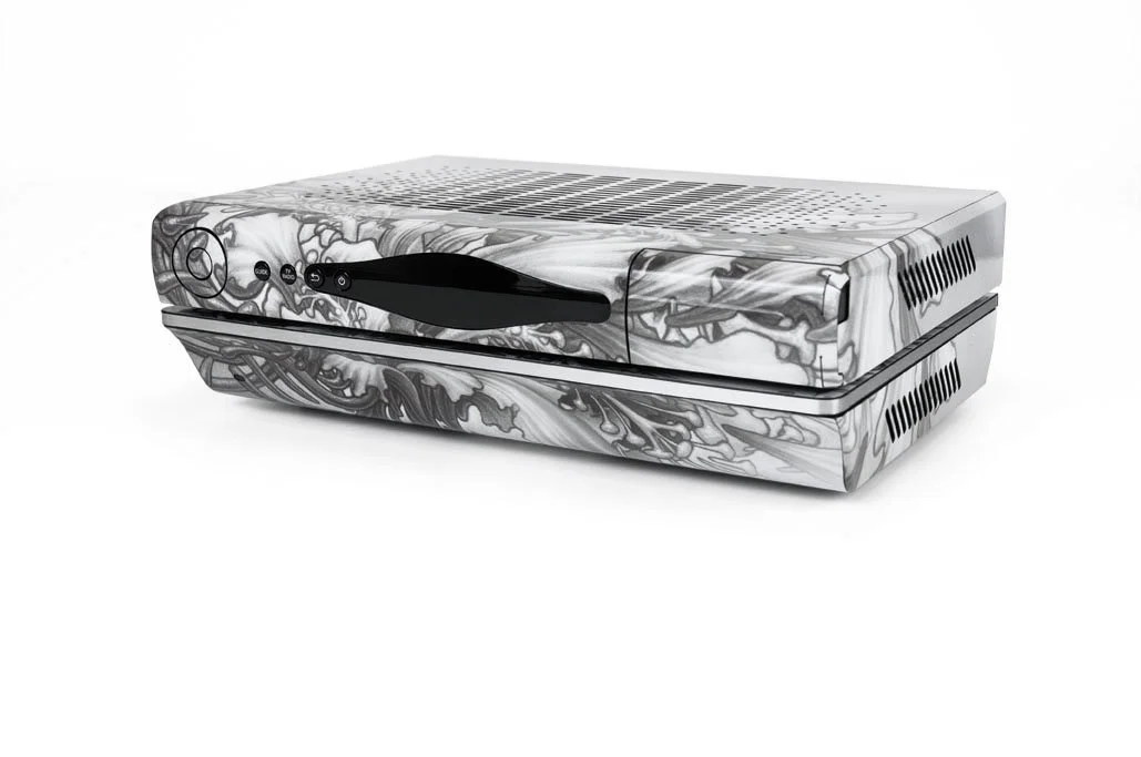 Schwarz-weiß gemusterter Gaming-Konsolen-Controller mit Control-Knöpfen und Lüftungsschlitzen auf der Oberseite.