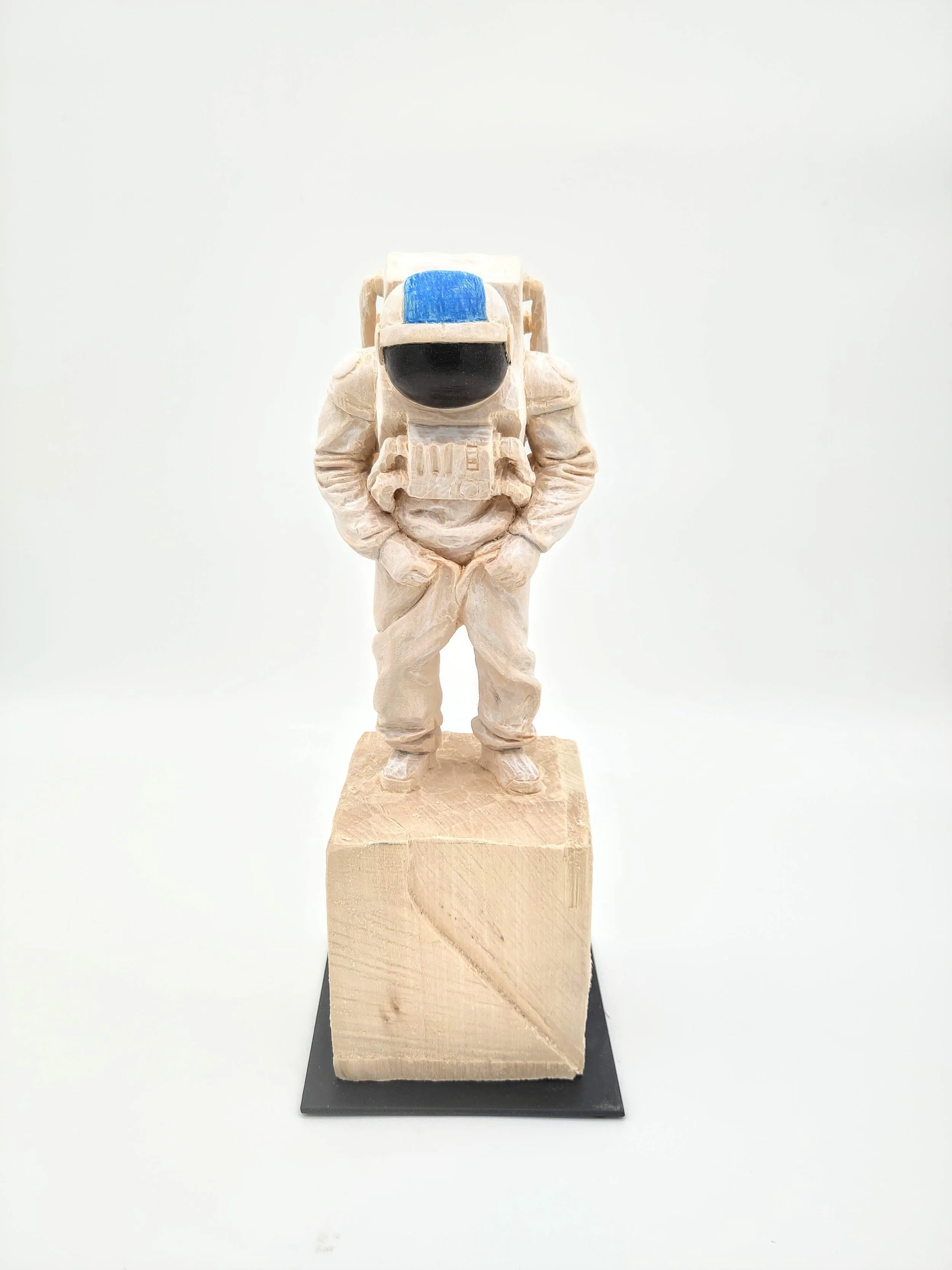 Philipp-Liehr-Skulptur-Holz-astronaut.jpeg