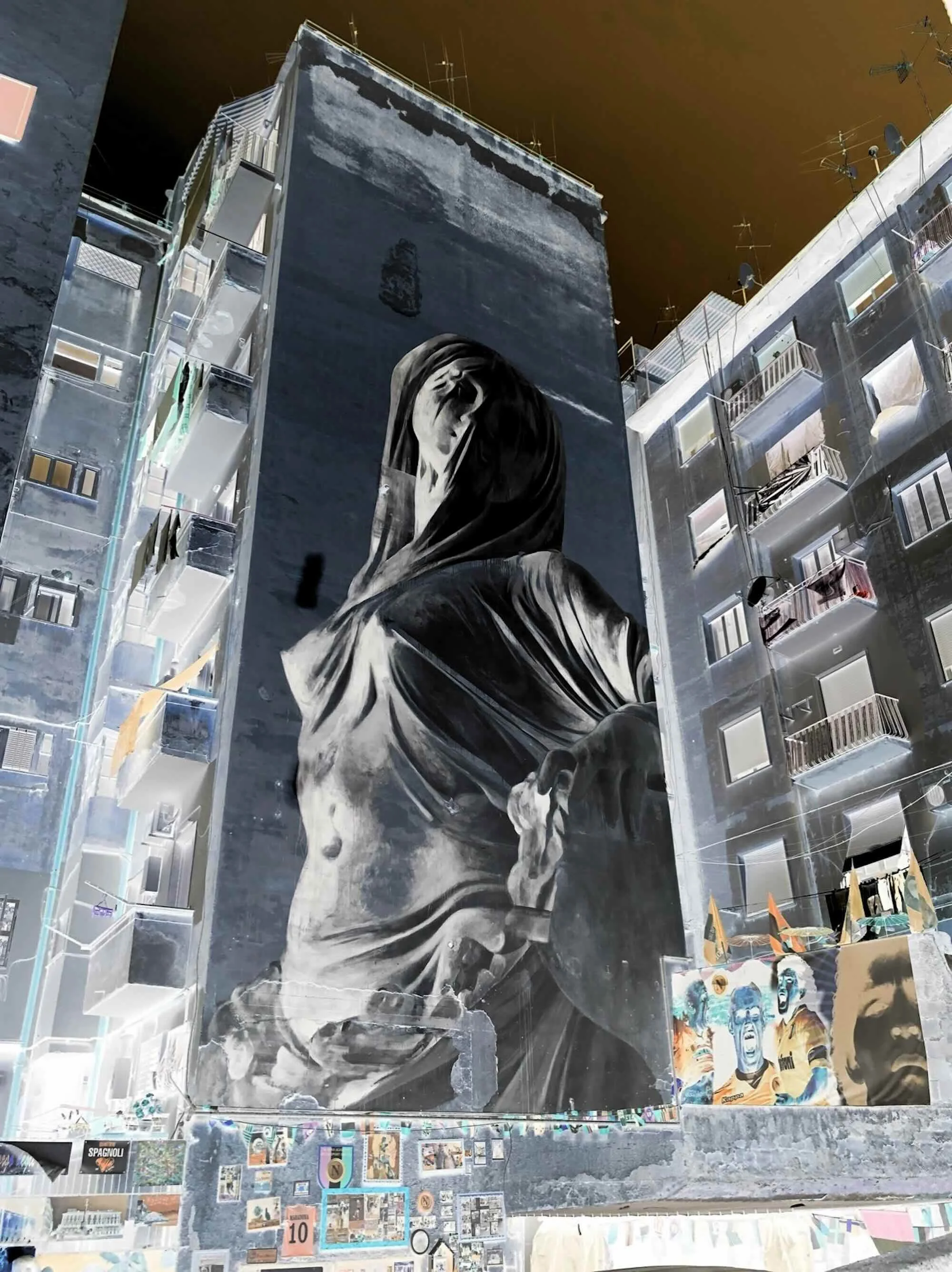 Großes Wandbild auf einem Gebäude zeigt eine negativ gemaltes Mural des Künstler Francisco Bosoletti. Das Bild ist invertiert, was einen negativen Fotoeffekt erzeugt.