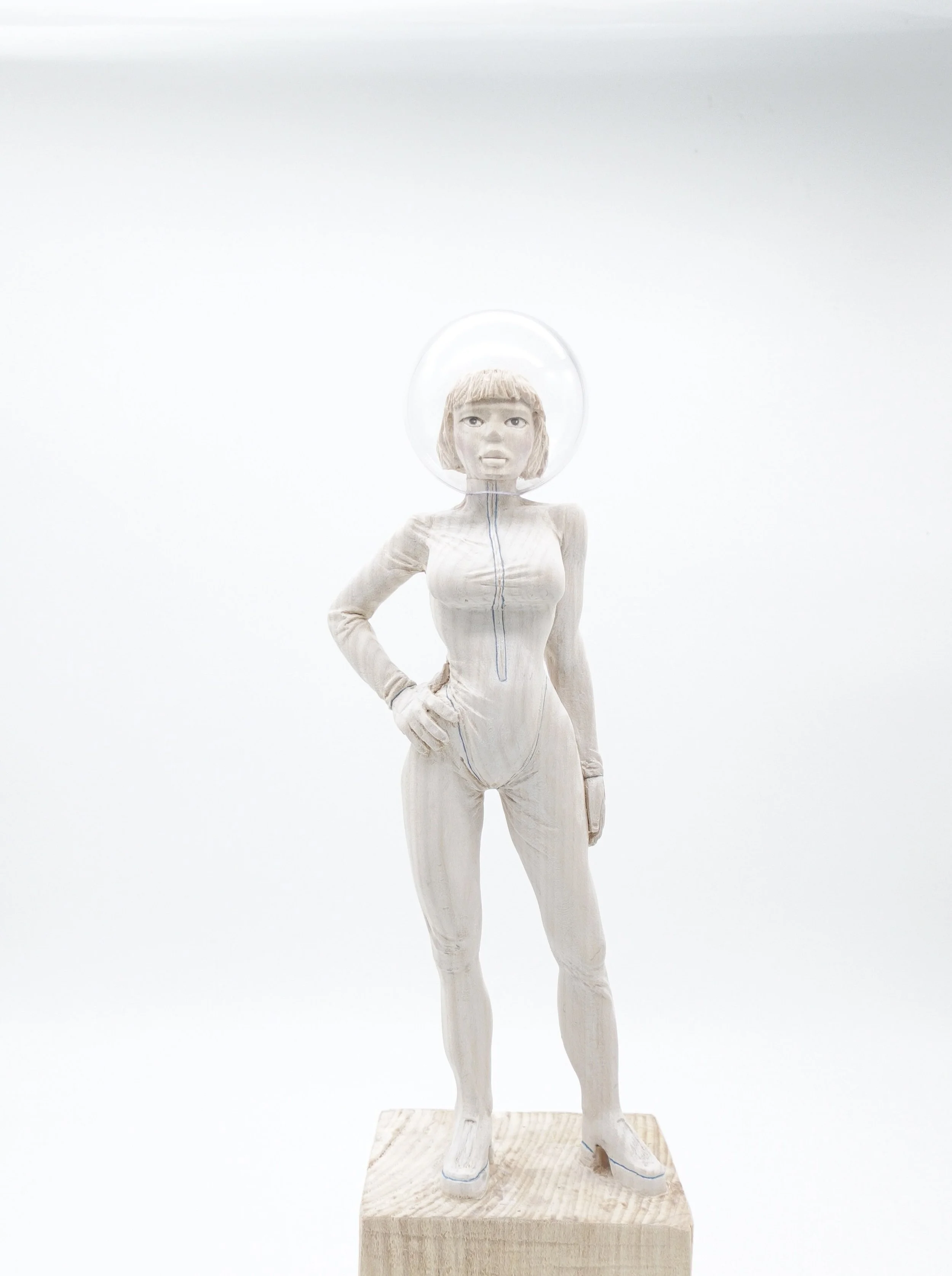 Space-Pin-Up-astronautin-philipp-liehr-holzskulptur.jpeg