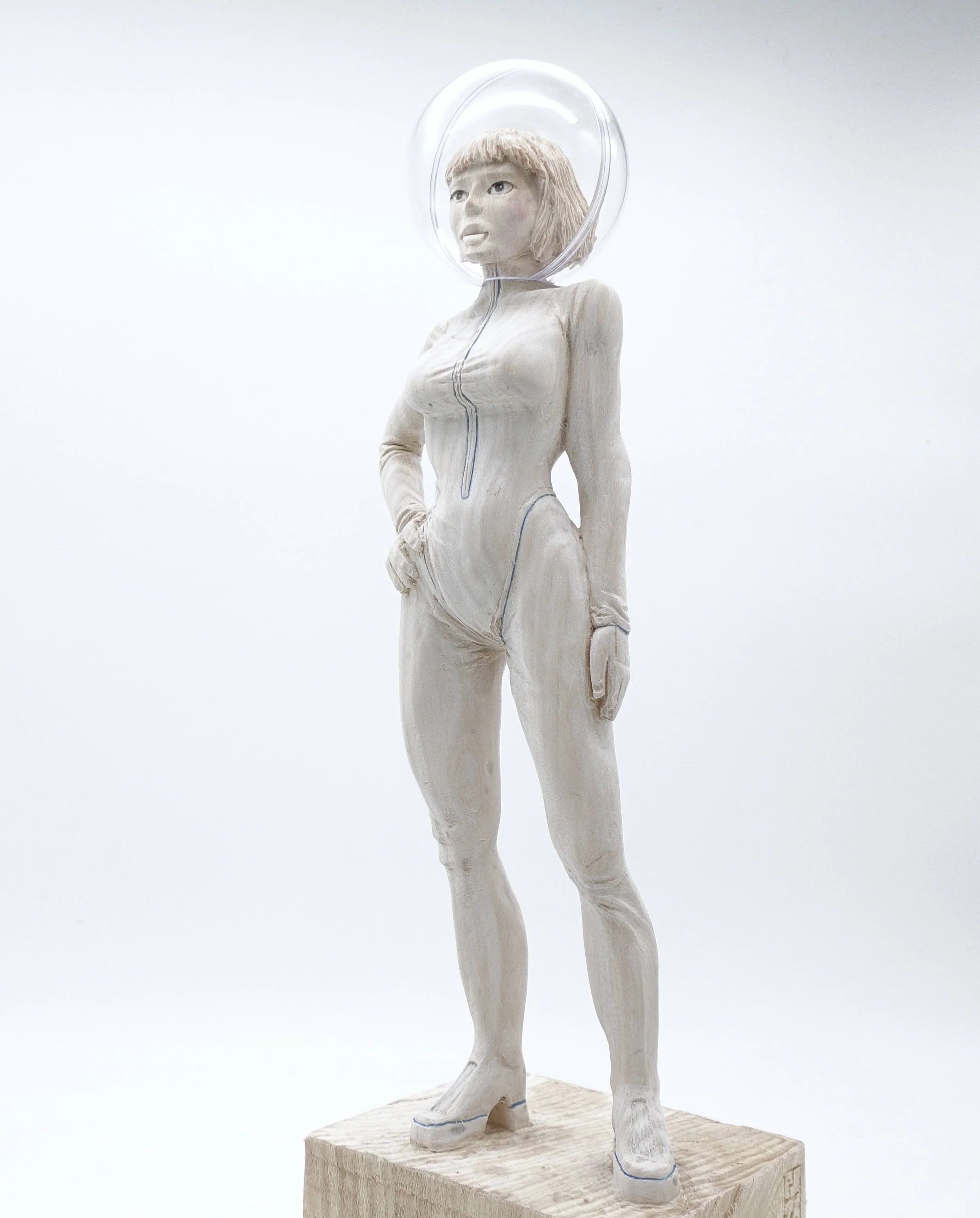 astronautin-figur-holz-skulptur.jpeg
