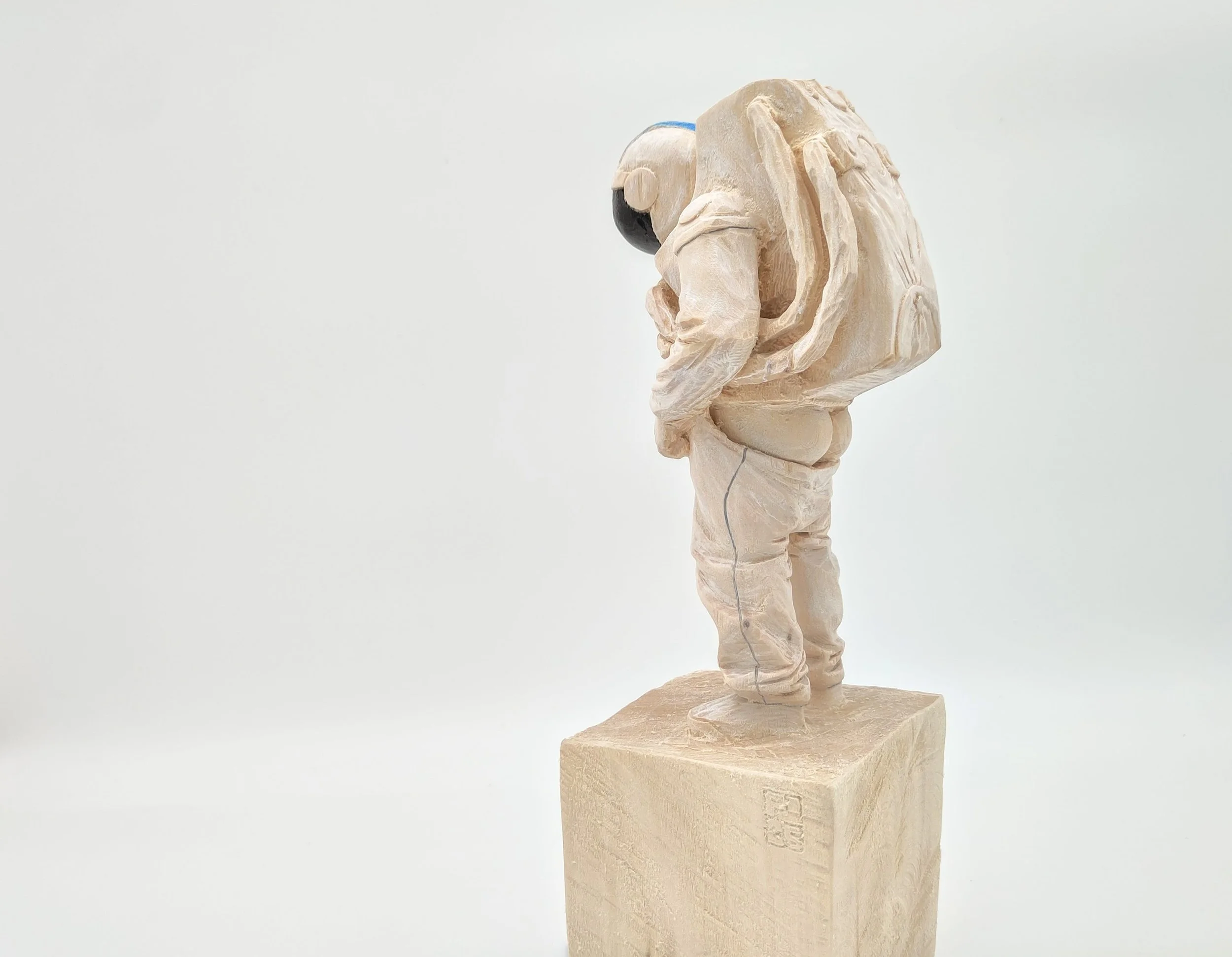 Arschtronaut-p-liehr-skulptur-holz.jpeg