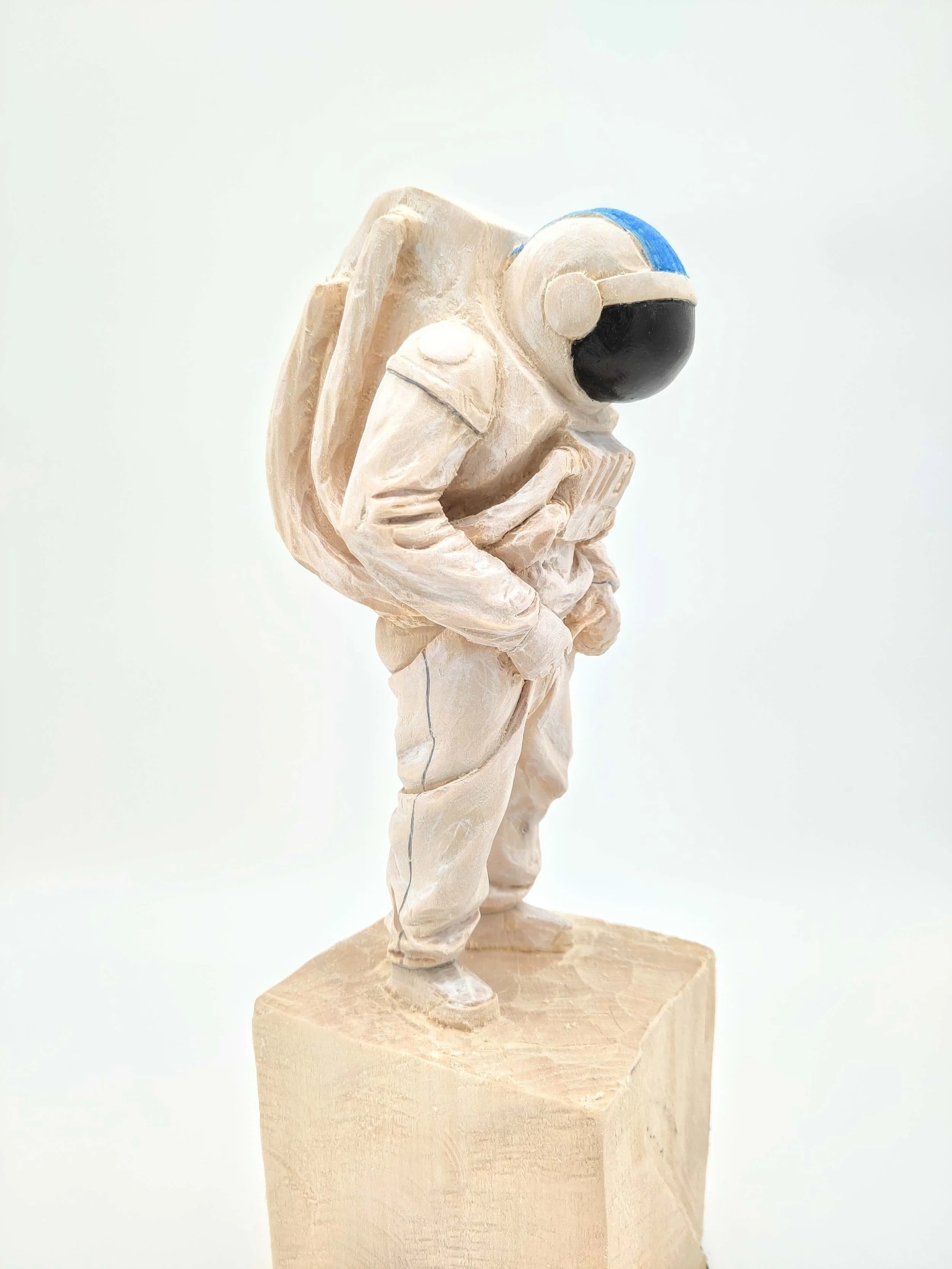Philipp-Liehr-Skulptur-Holz-arschtronaut.jpeg.jpeg