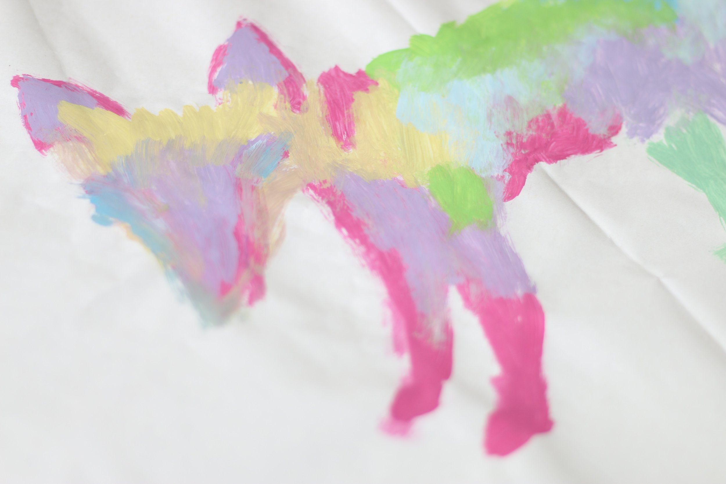 Disegno di un cavallo con colori pastello su carta bianca.