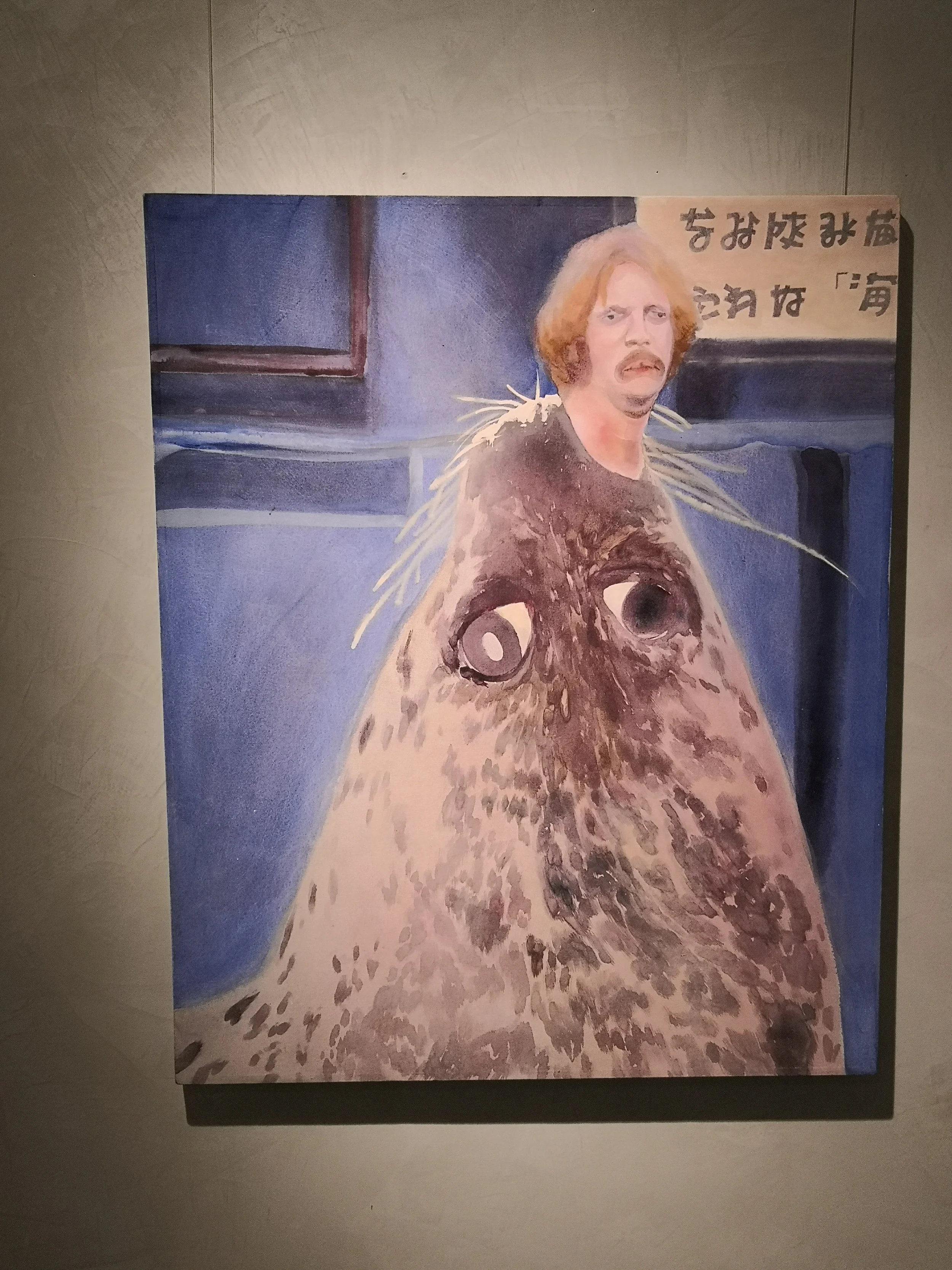 Dipinto che raffigura un uomo con capelli biondi e barba, con un'espressione sorpresa o confusa, che emerge da un corpo di un animale simile a un pellicano, con un altro animale simile a un pinguino o un uccello marino, sullo sfondo di una parete blu