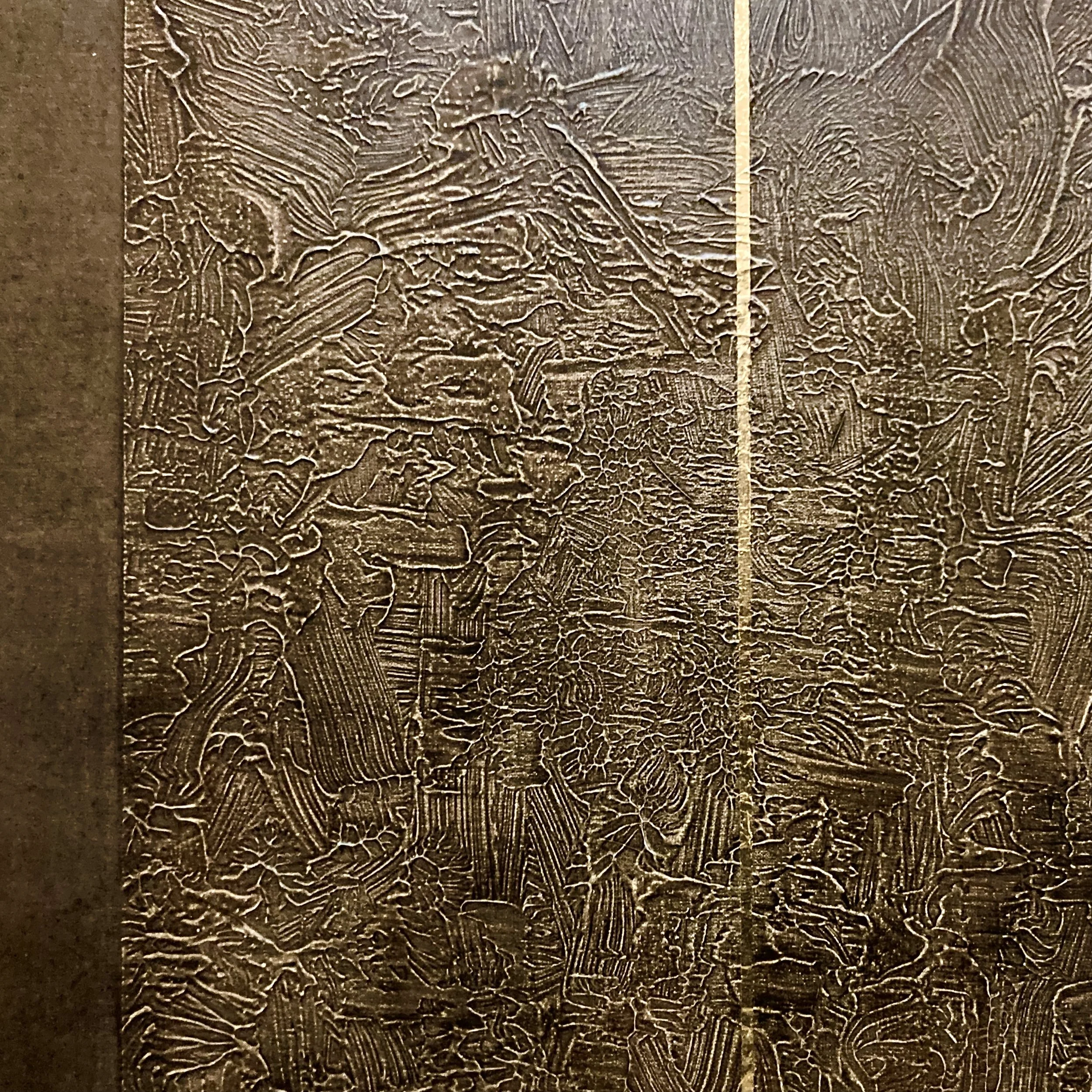 Dettaglio di un bassorilievo antico in rilievo, raffigurante figure e scene intricate, con un contrasto tra le superfici lisce e le incisioni profonde.