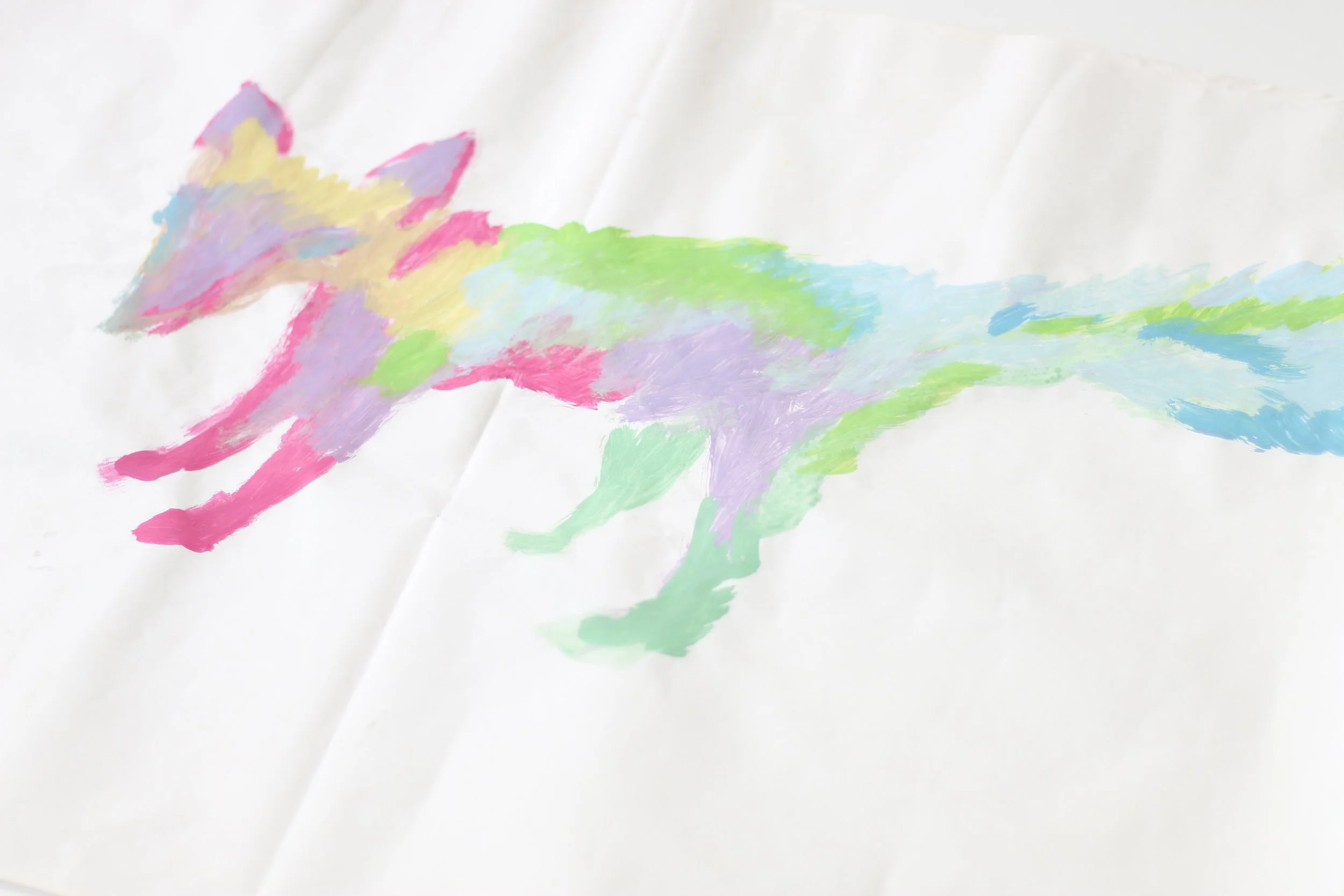 Dipinto di un cane stilizzato con colori pastello su carta bianca.