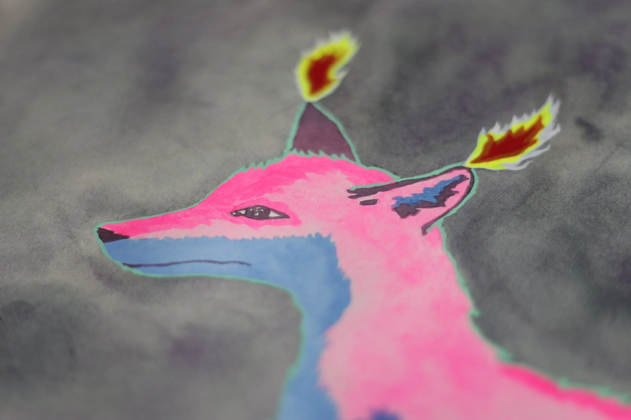 Disegno di un cervido stilizzato con colori rosa, blu e viola su sfondo grigio.