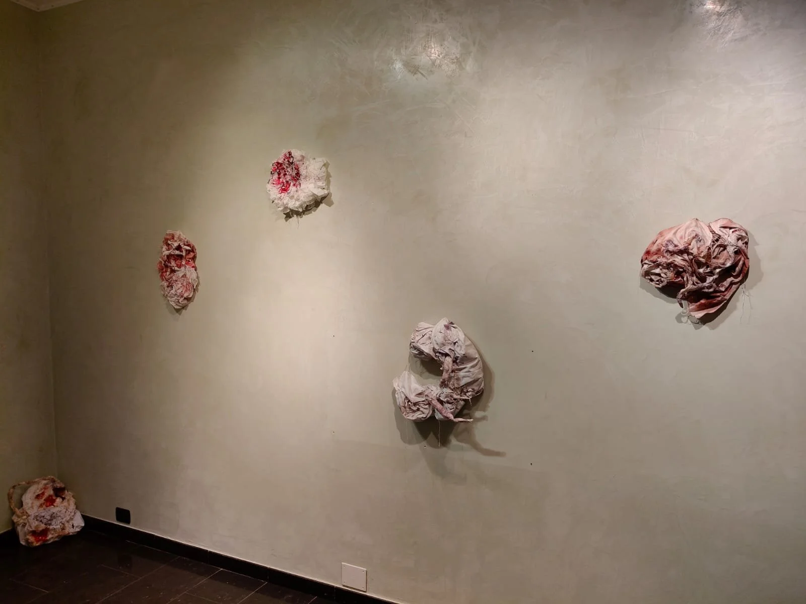 Decorazioni artistiche con pezzi di stoffa o carta arricciati e attaccati alla parete