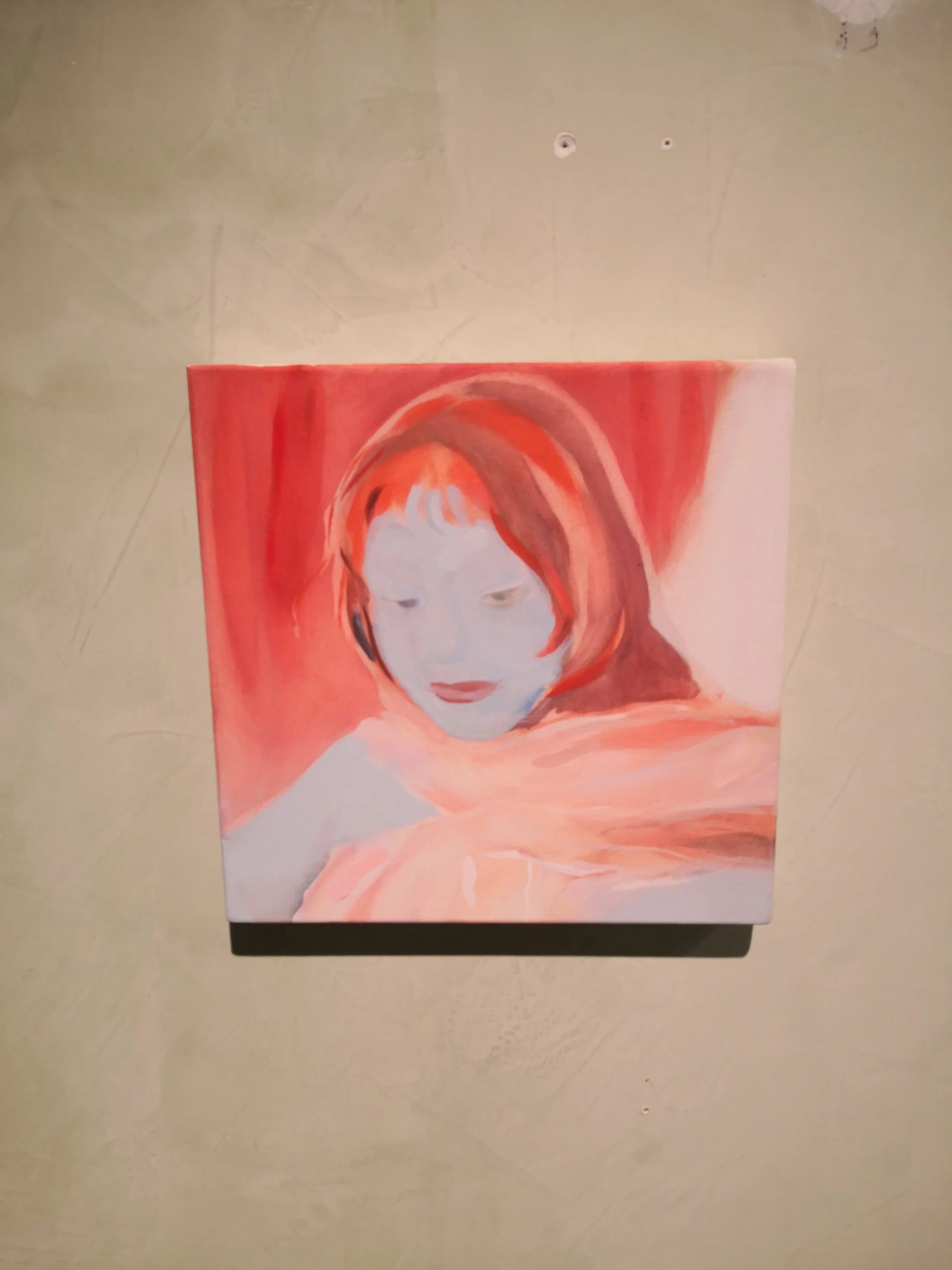 Dipinto astratto di una donna con capelli castani, volto pallido, abbracciata con un vestito arancione, sfondo rosso.