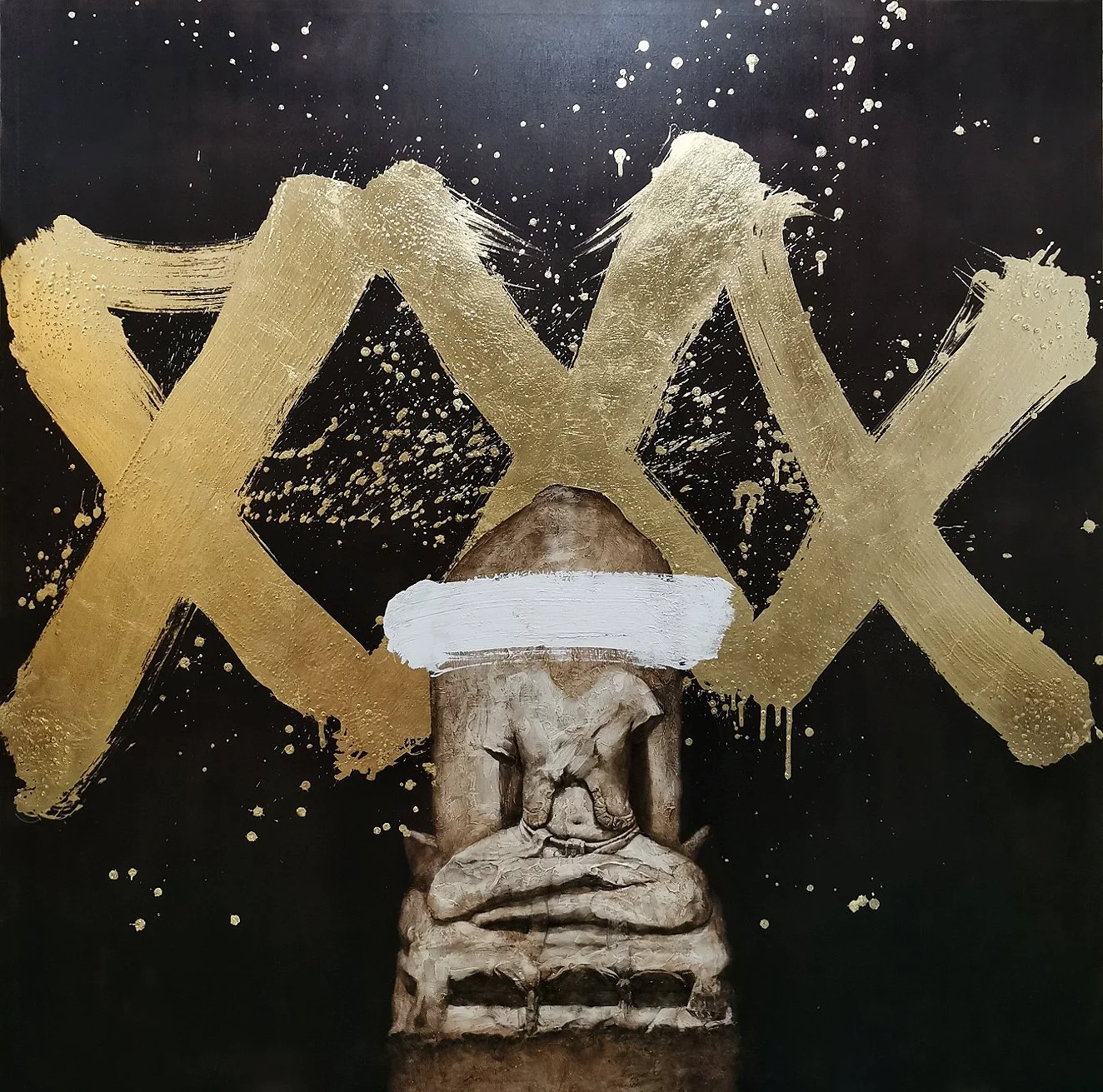 Scultura di un animale, forse un cane, con una fascia bianca sugli occhi, in stile street art, sfondo nero con spray di vernice dorata e grafiche di grandi X dorate.