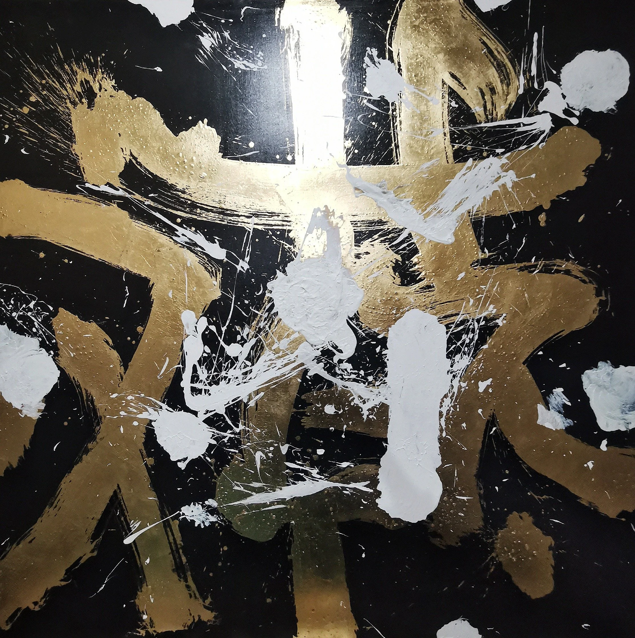 Dettaglio di un'arte astratta con vernice bianca e oro su sfondo nero