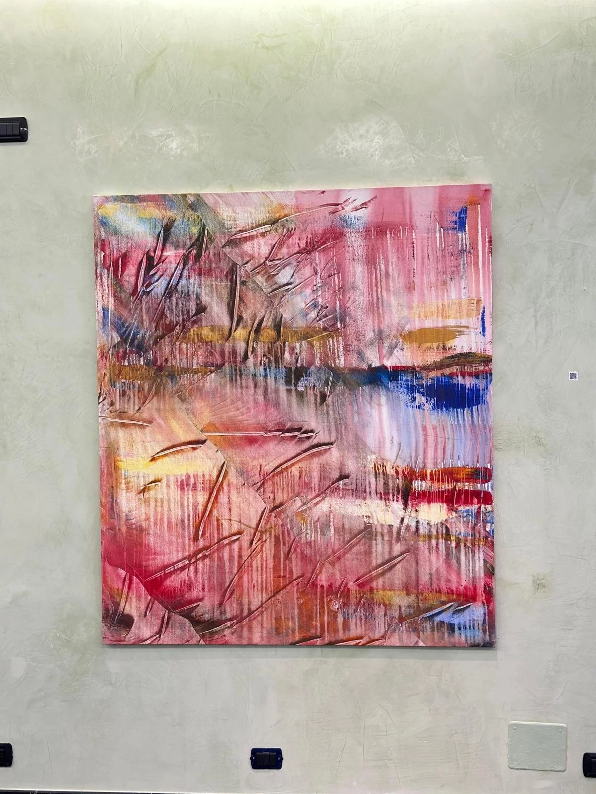 Dipinto astratto con colori rosa, blu, giallo e nero, con tratti e texture sovrapposti