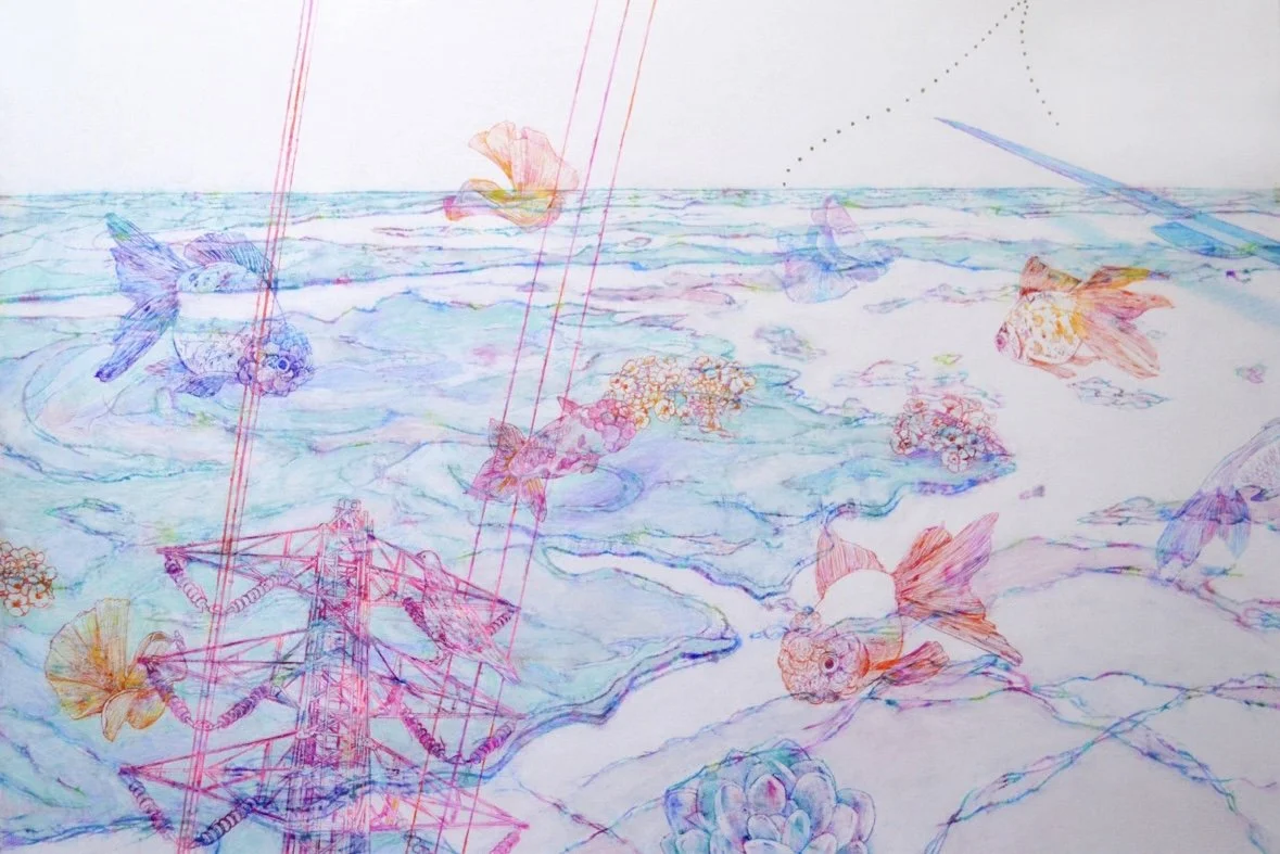 Disegno colorato di pesci, piante acquatiche e un'ambientazione marittima con linee sottili e colori pastello.