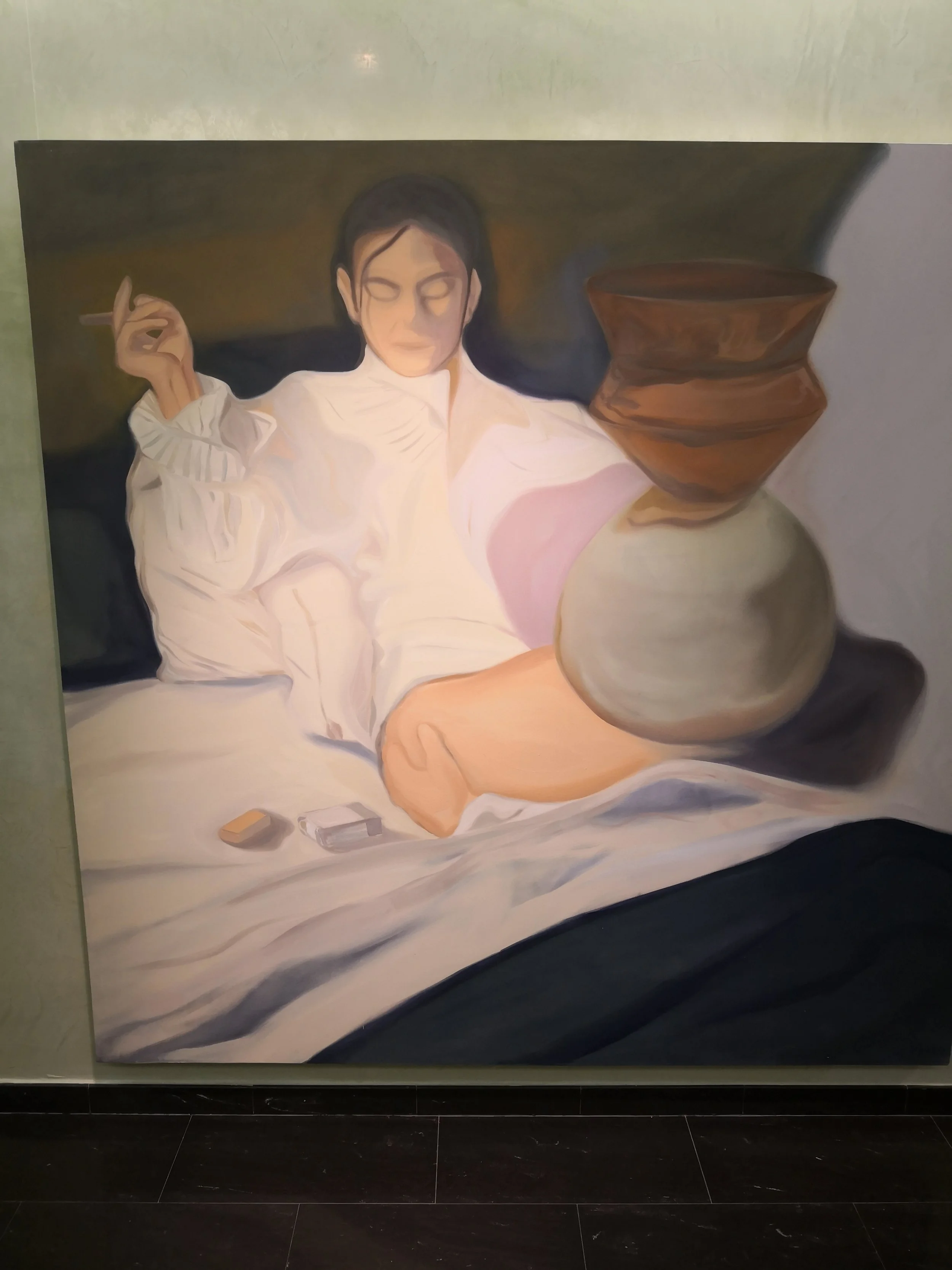 Dipinto di una donna che si rilassa sul letto con un sigaro in mano, vicino a una grande brocca e una ciotola di terracotta.