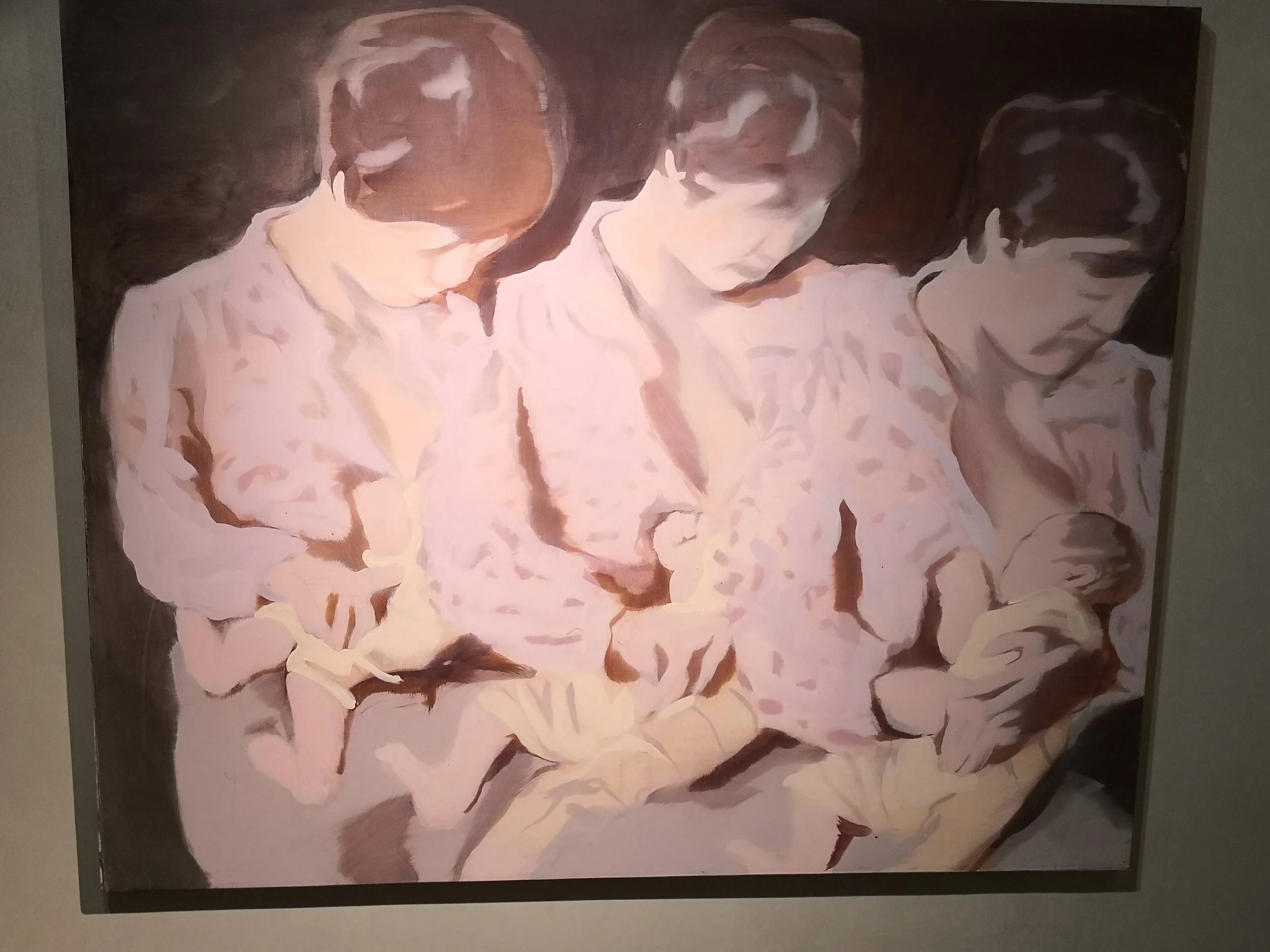 Dipinto che raffigura tre donne in abiti rosa che allattano neonati.