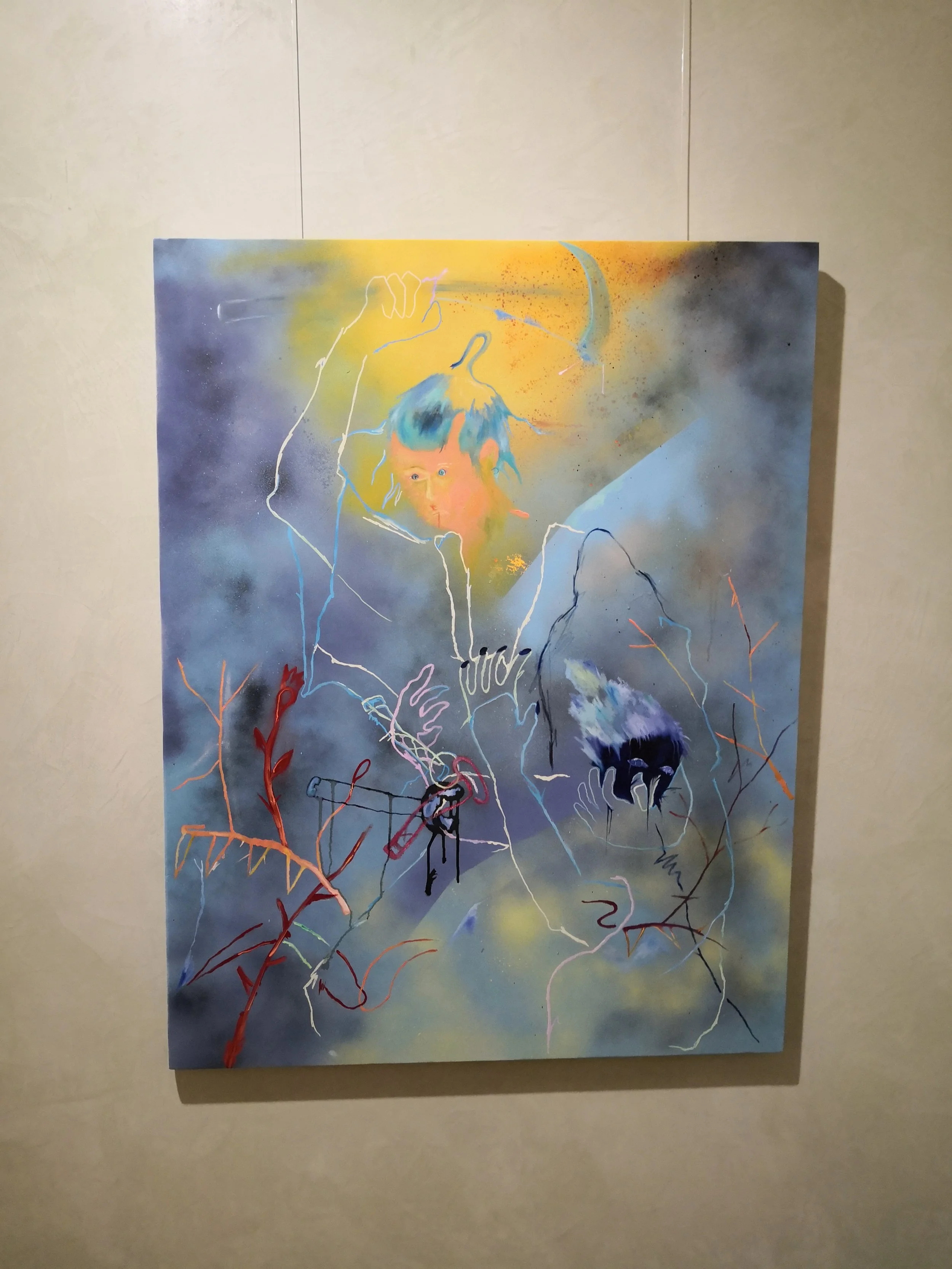 Dipinto astratto con uno sfondo bluastro, con linee sottili e colorate che tracciano figure e forme, e un volto di bambino al centro con capelli blu e arancioni.