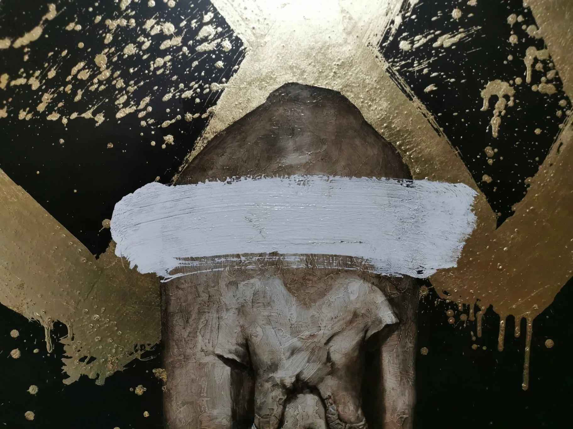 Ritratto di una testa umana, vista di schiena, con sfondo nero, decorato con speckles dorati e dettagli grafici