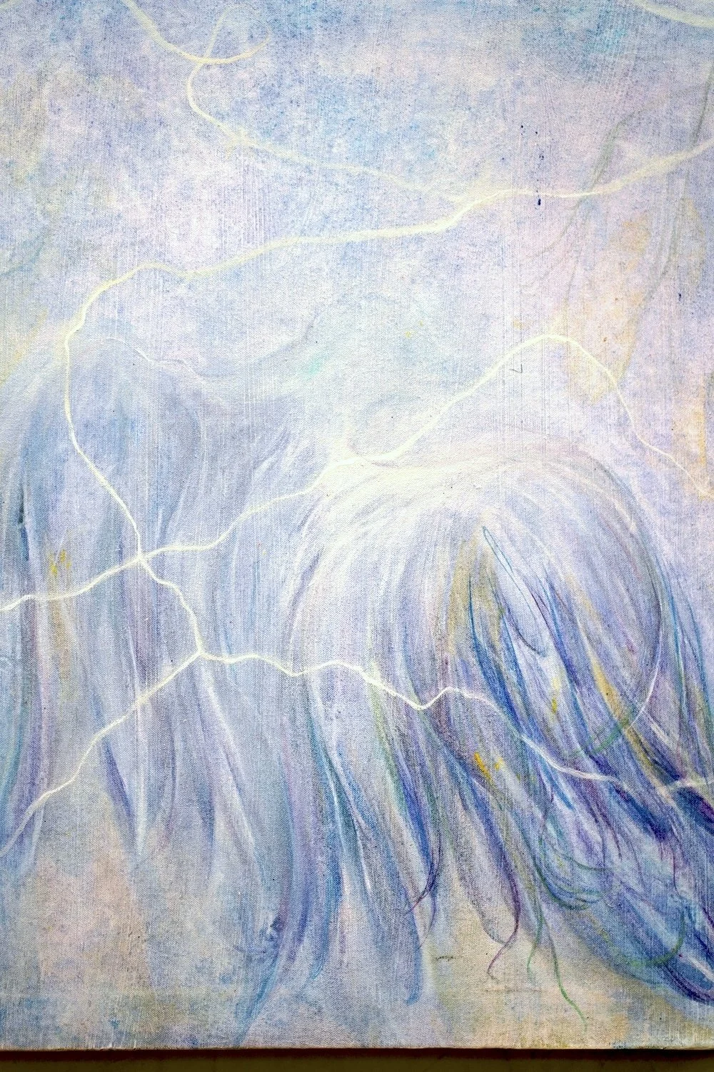 Disegno astratto con linee bianche, spirali e ciuffi di colore blu e viola con sfondo chiaro.