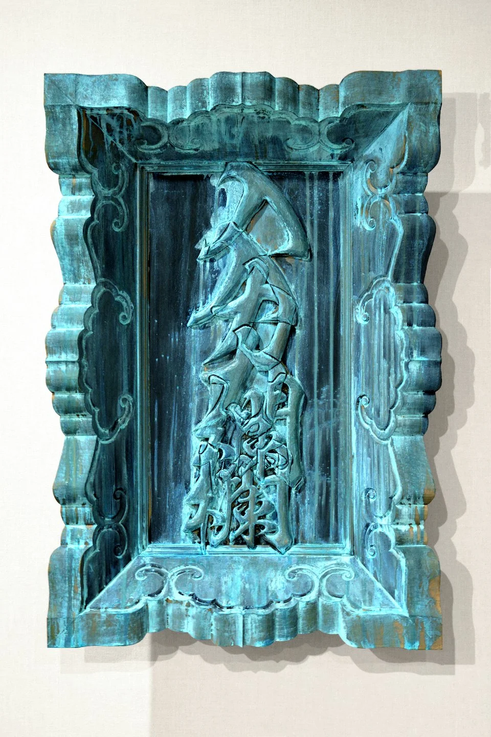 Scultura in vetro con cavallo stilizzato e dettagli decorativi in stile barocco.