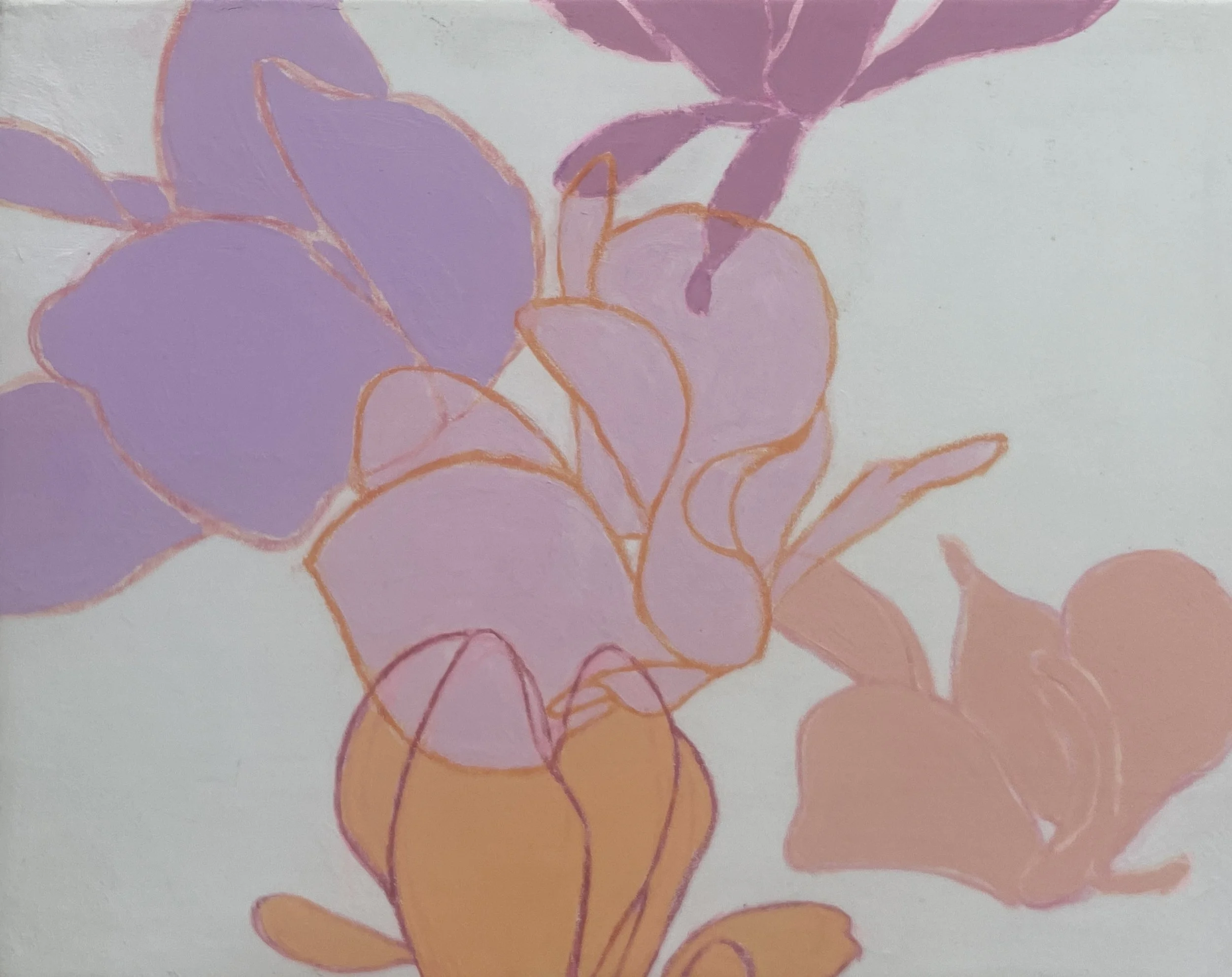 Disegno astratto di fiori stilizzati con contorni arancioni, sfumature di viola e arancio, su uno sfondo chiaro.