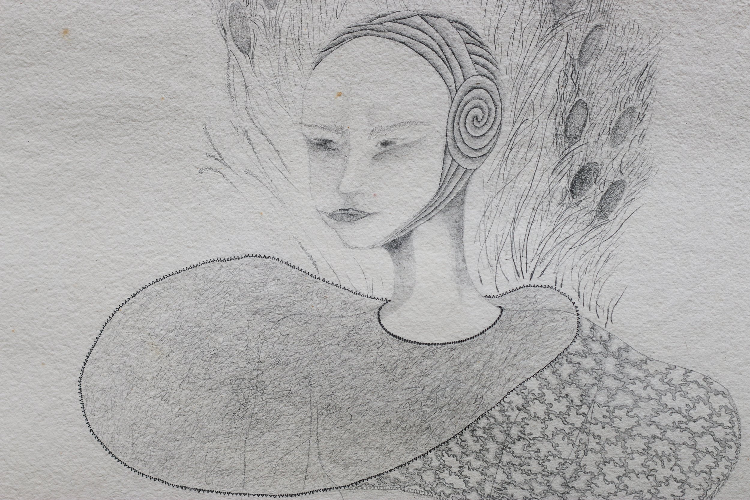 Disegno a matita di una donna con capelli ondulati e orecchie a spirale, vestita con un top a collo rotondo e uno sfondo decorato con motivi geometrici.