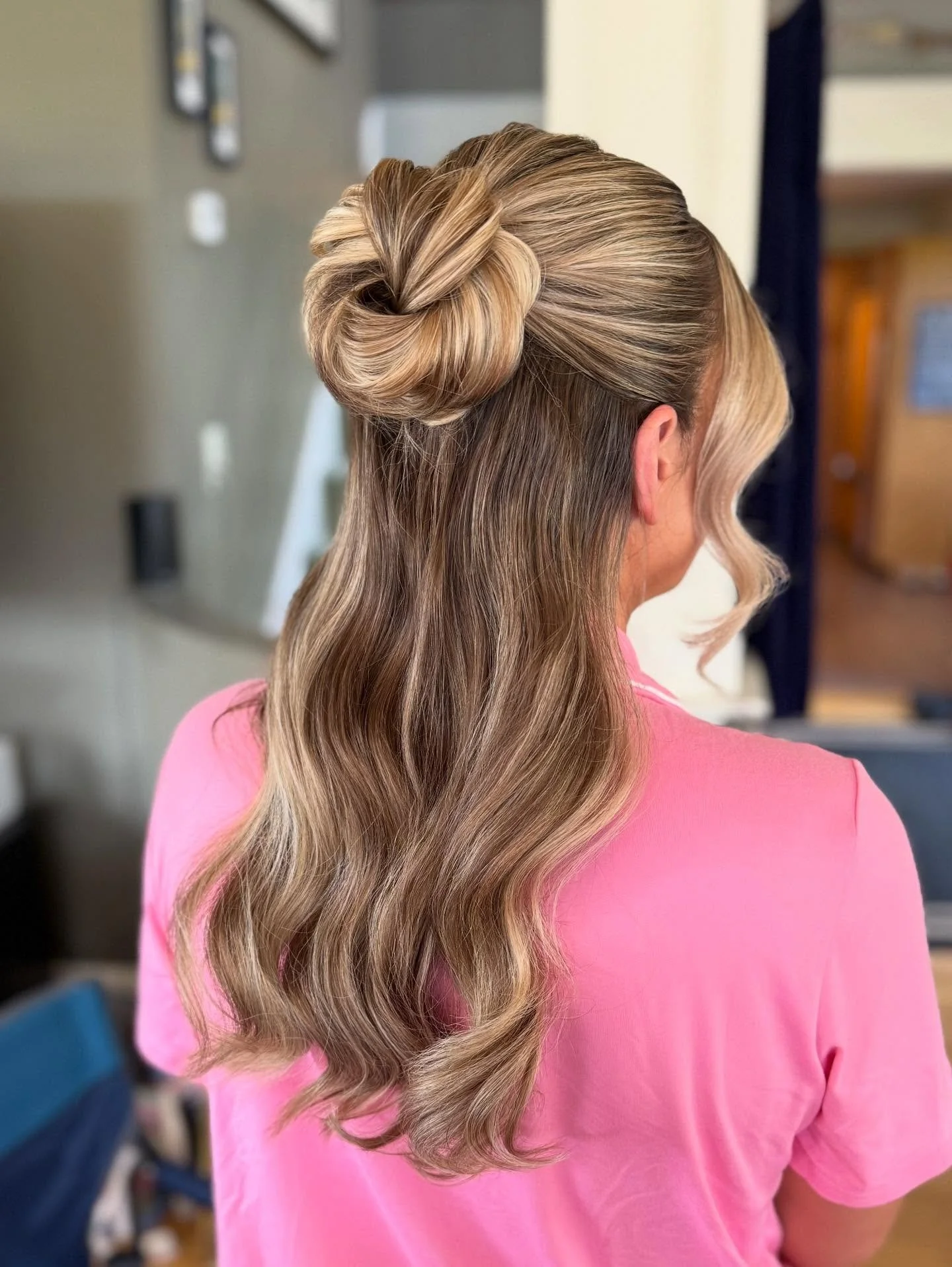 Leaving September thinking about how this half up bun dominated a lot of my bridesmaid requests the past few months - I love a good &ldquo;twist&rdquo; on an old classic 🌀

Makeup by the fantastic @latoyasantosbeauty 💋