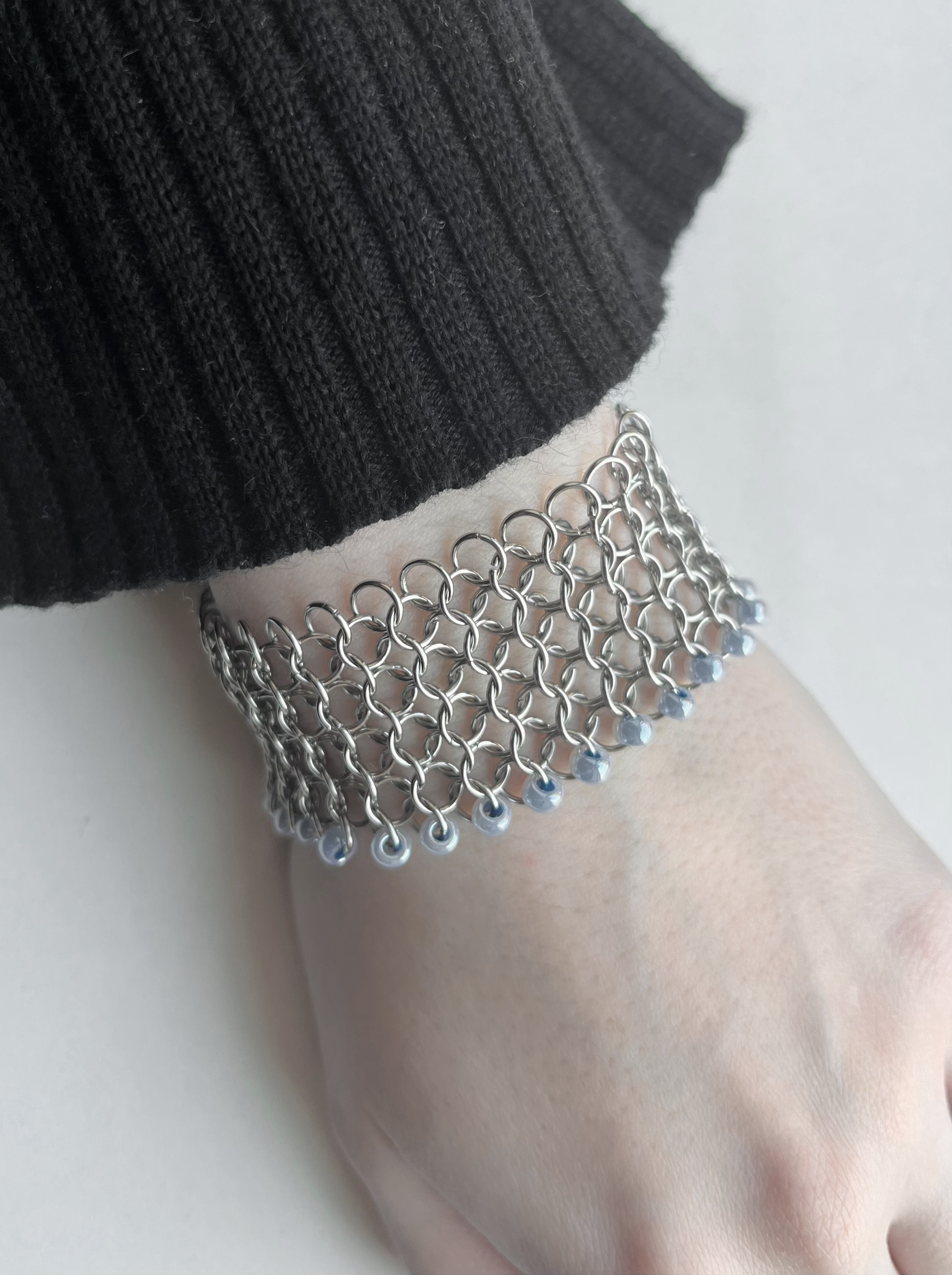blue beaded cuff.png