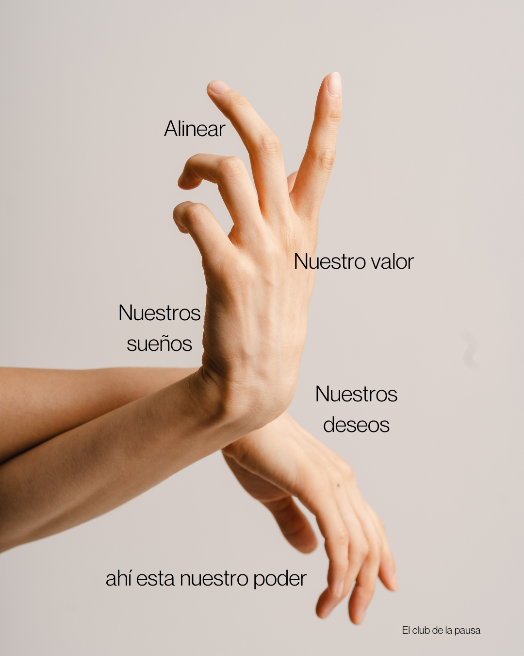 A hand making a gesture with fingers curved, with words in Spanish overlaying various parts of the hand: "Alinear" near the index finger, "Nuestro valor" on the middle finger, "Nuestros sueños" on the palm, "Nuestros deseos" on the wrist, and "ahí esta nuestro poder" near the base of the hand. The background is plain and light-colored. Text in the bottom right corner reads "El club de la pausa."