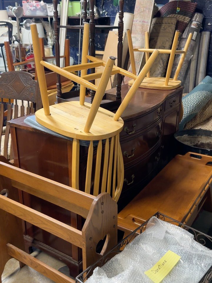 Behind the scenes from our doylestown store! Lots of new amazing pieces make their way to the floor everyday!! Come shop and see what is in store for you!! 

Comment or share with your favorite thrift partner!!

#behindthescenes #nonprofit #thrift #b