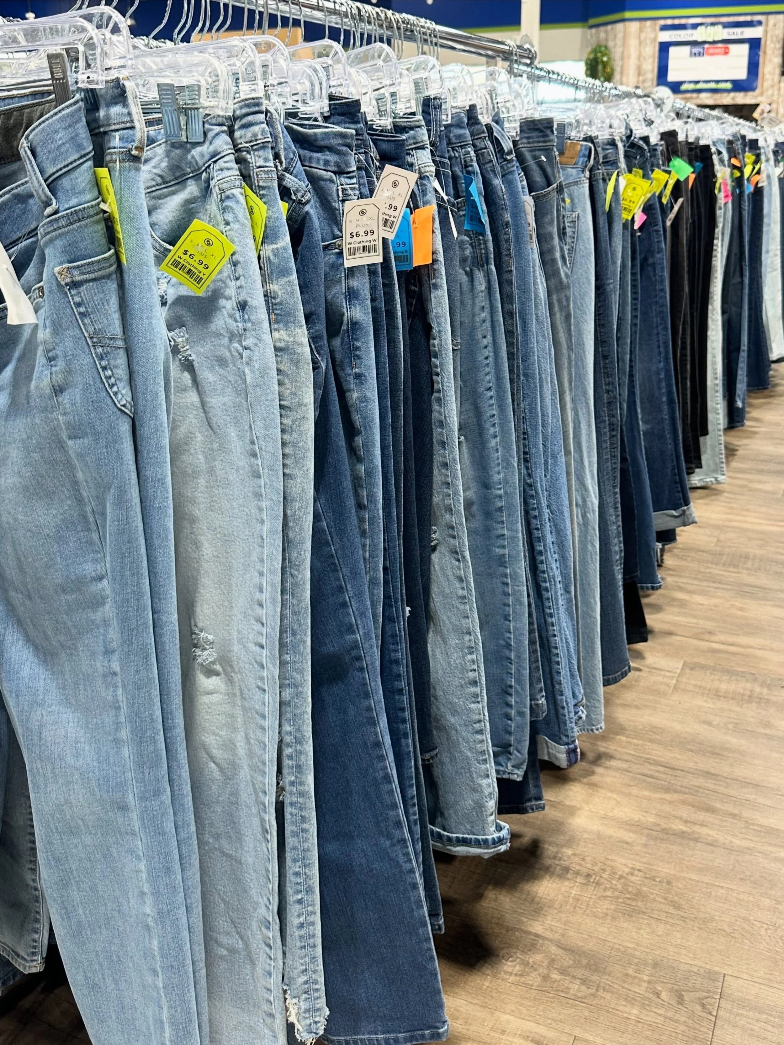 Happy Monday! This week all BLUE tagged items will be be 50% off!! Don&rsquo;t forget today is double point Monday!! Happy thrifting!! 💙🦋🧢🐟

#thrift #thrifthaul #sale #buckscounty