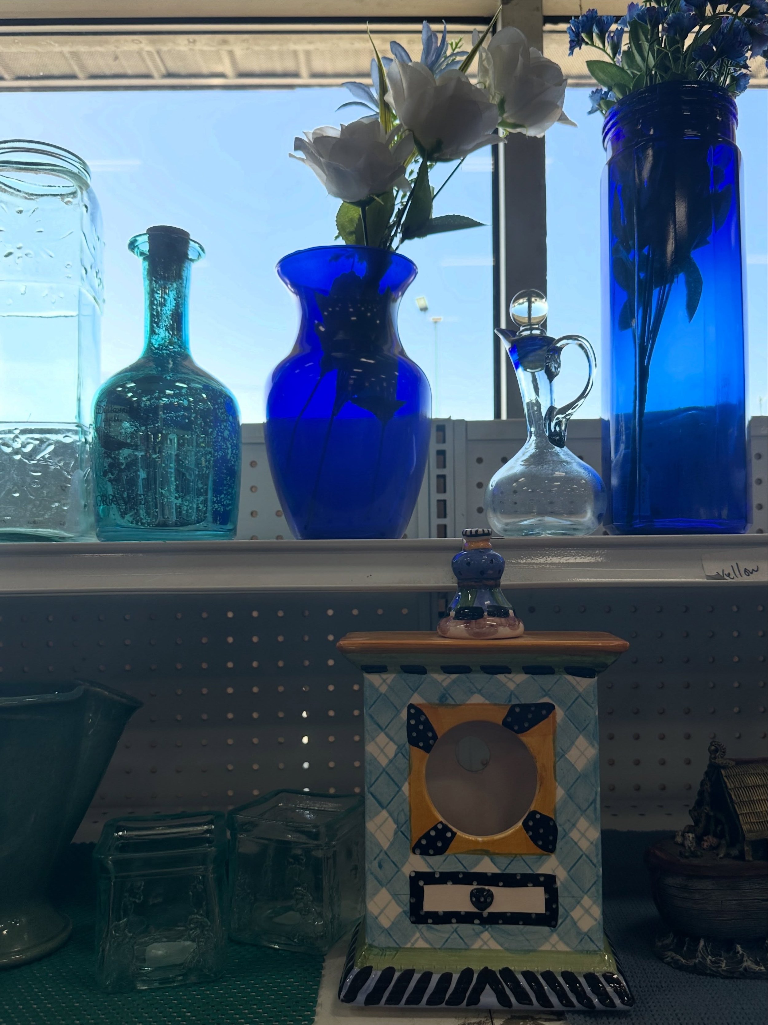 This week&rsquo;s color tag sale is BLUE!! All BLUE tagged items are 50% off this week!! What great items have you found this week?!

#nonprofitorganization #thrift #buckscounty #thriftingcommunity