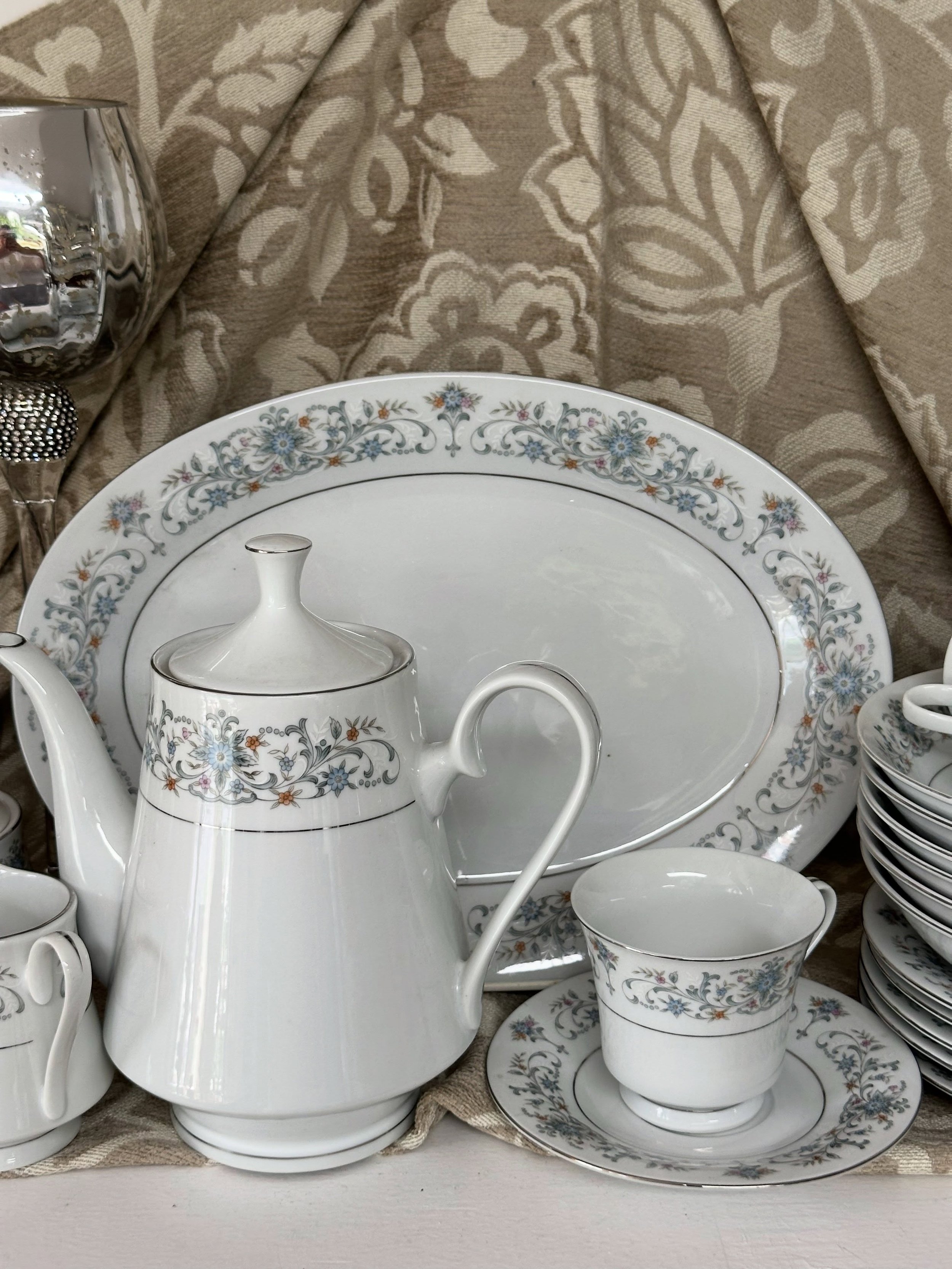Happy Wednesday! This weeks color tag sale is WHITE! We cannot wait to see all your wonderful finds!! 🐇🤍

#sales #thrift #buckscounty #nonprofit #thrifty