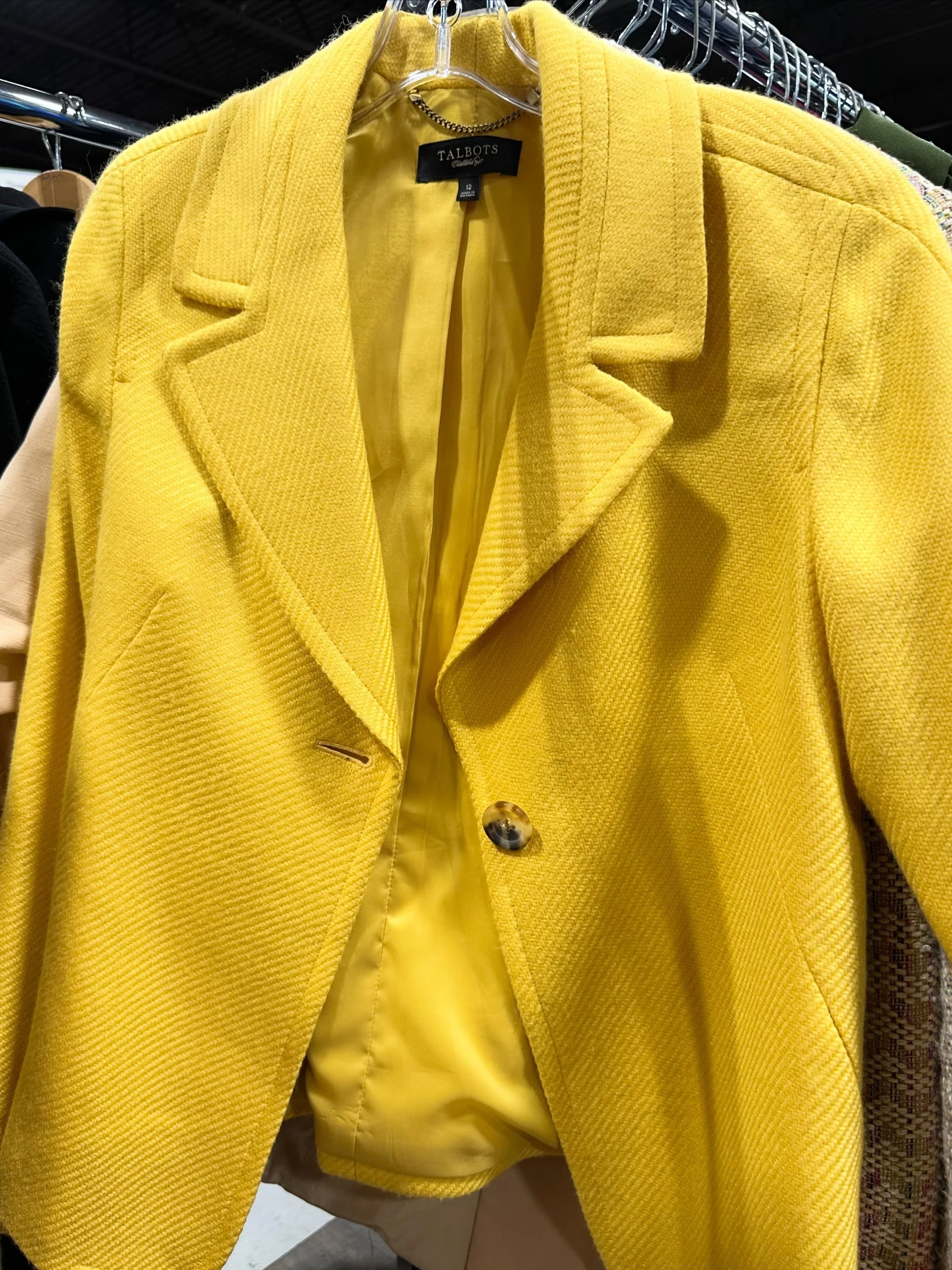 Happy Monday! We hope you had a lovely weekend! This week all YELLOW tagged items are 50% off!! Happy Thrifting!!

#buckscountythrift #buckscountypa #thrifthauls #sale #nonprofit