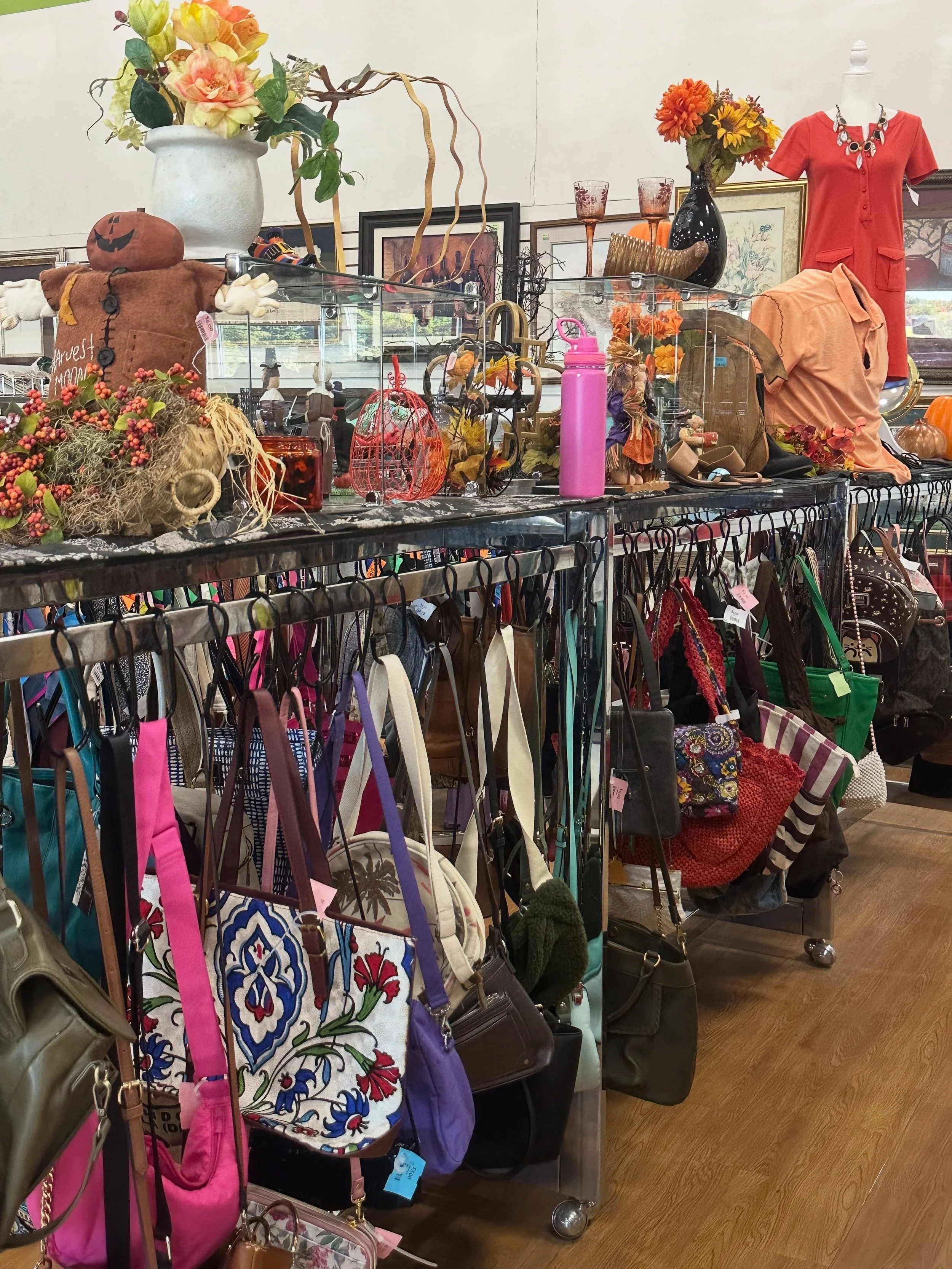 A nice bag is the perfect addition to any fall outfit! We have soooo many to choose from, take a look!!🍁👝🎃

#fallvibes #fallfashiontrends #buckscounty #thrift #nonprofit