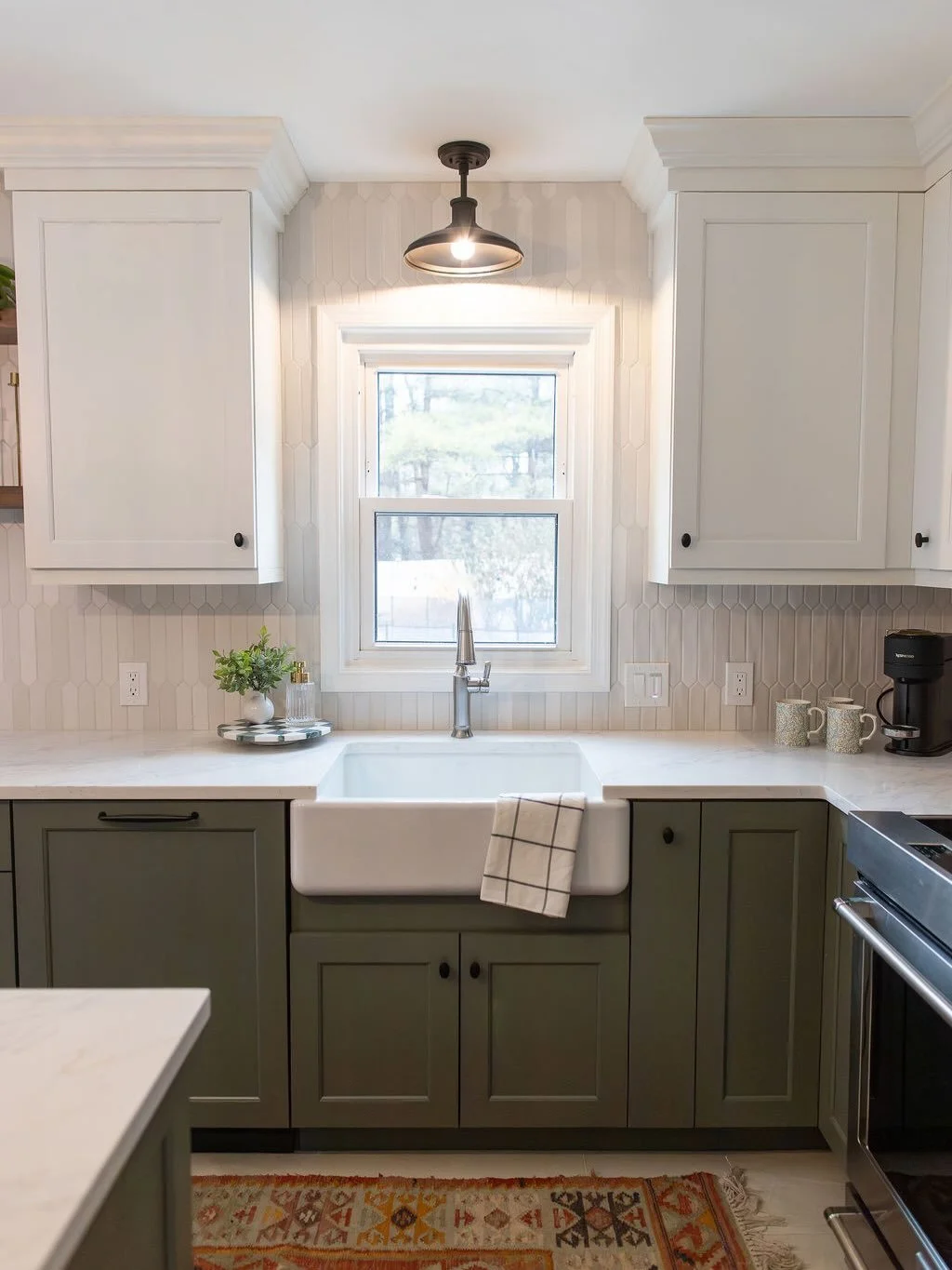 These green cabinets are perfect for St. Paddy&rsquo;s Day☘️ 

✨ Beautiful kitchen design by @interiors_by_corinna