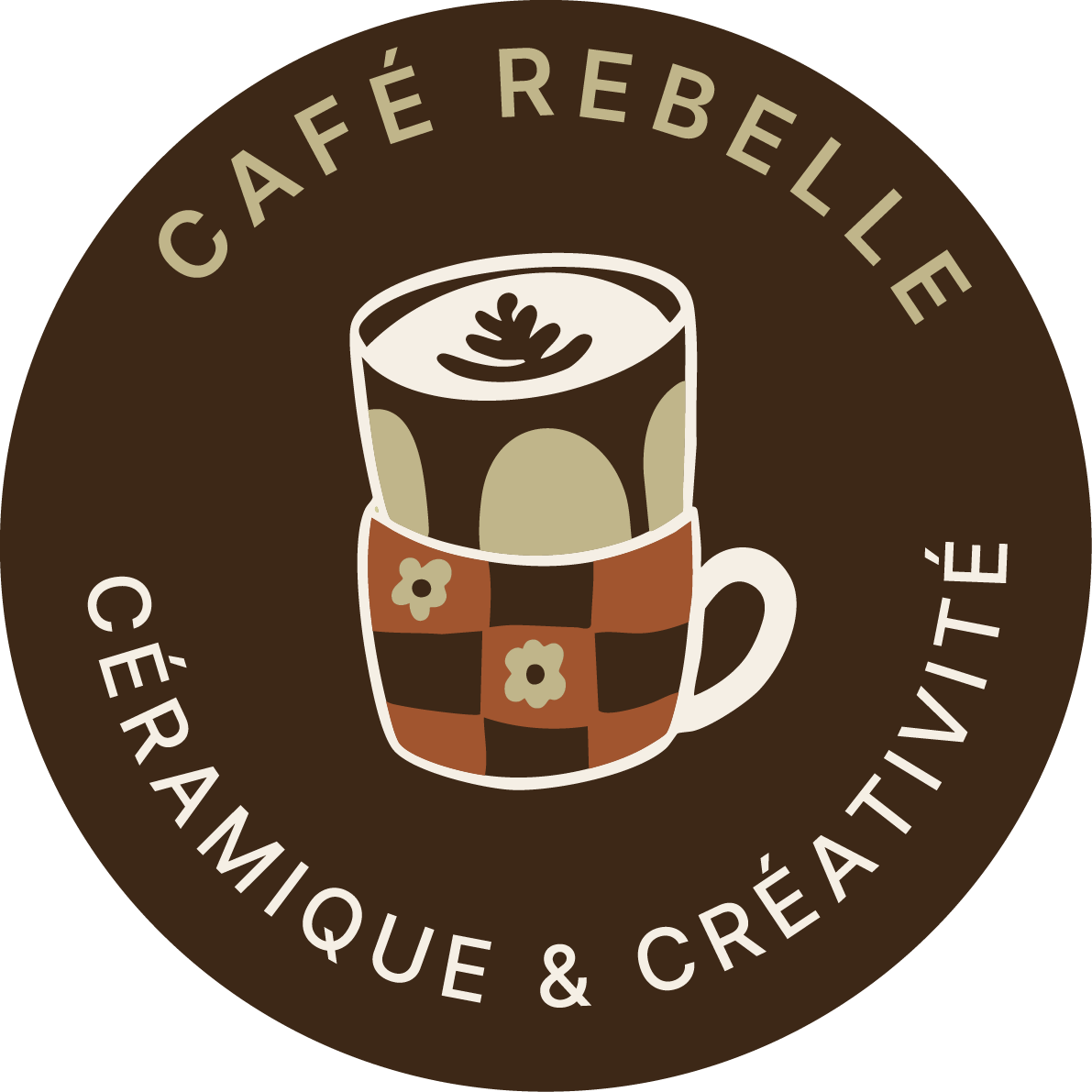 Logo circulaire avec un dessin de tasse de café rehaussée de motifs floraux, texte en haut "Café Rebelle" et en bas "Céramique & Créativité" sur fond marron.