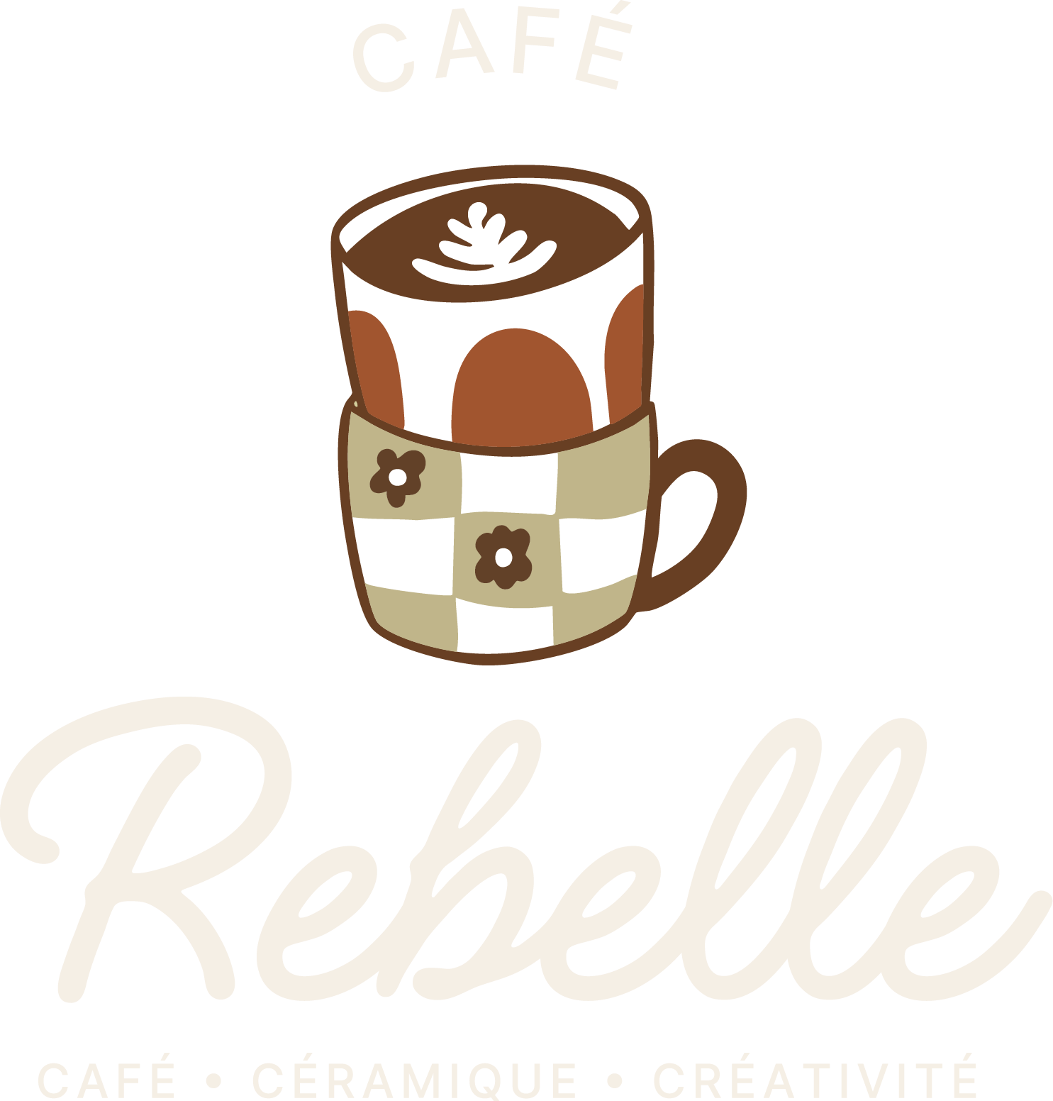 Une illustration d'une tasse à café décorée de motifs en damier avec des fleurs, contenant un café chaud avec une décoration en mousse
