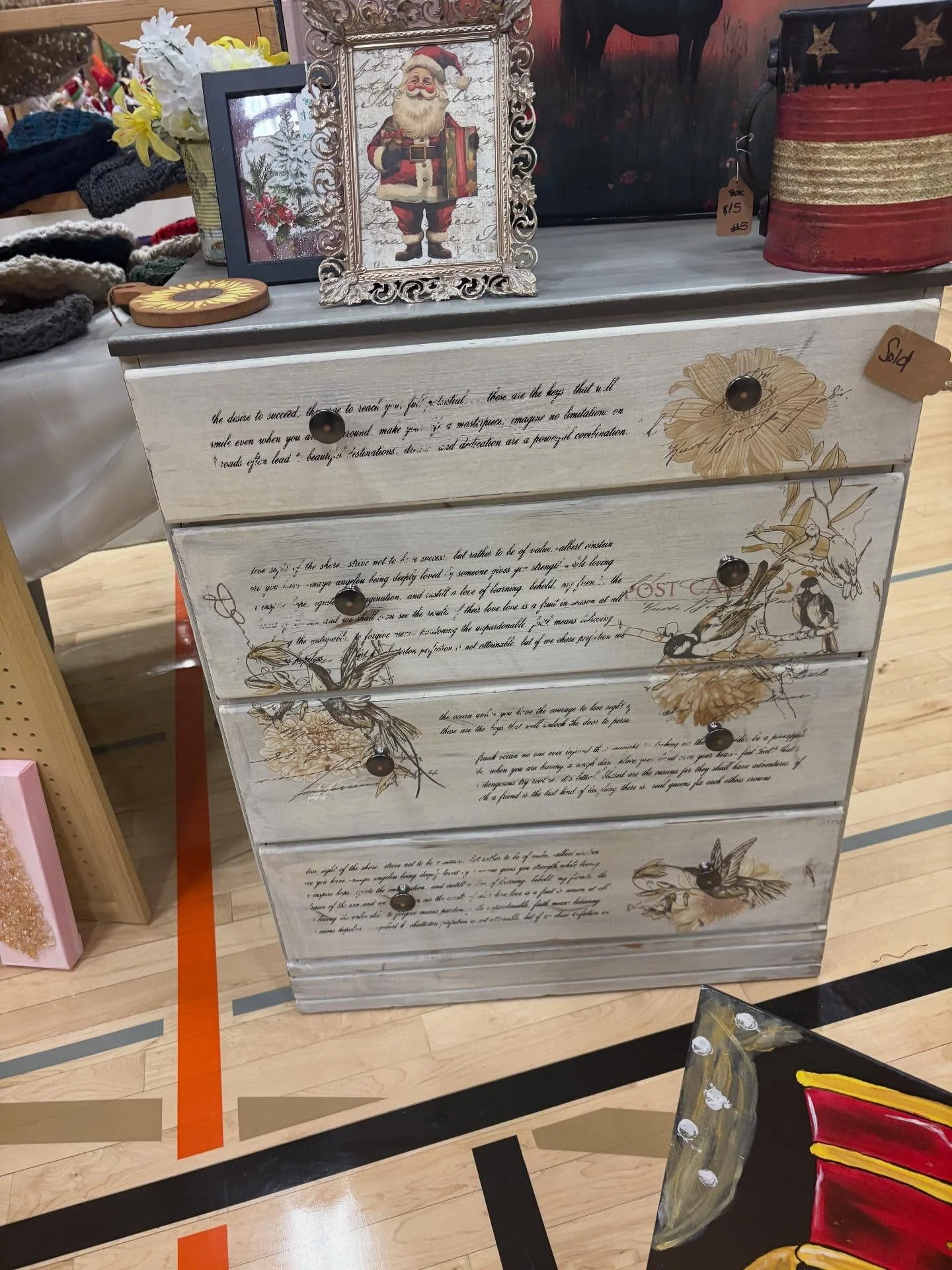 Got to deliver this little beauty to its rightful owner this weekend. She didn&rsquo;t even recognize it when she seen it, makes this artist heart feel good.#rollinghillsanguswi  #fusionmineralpaint #upcycledfurniture #flippingfurniture 
#itsallabout