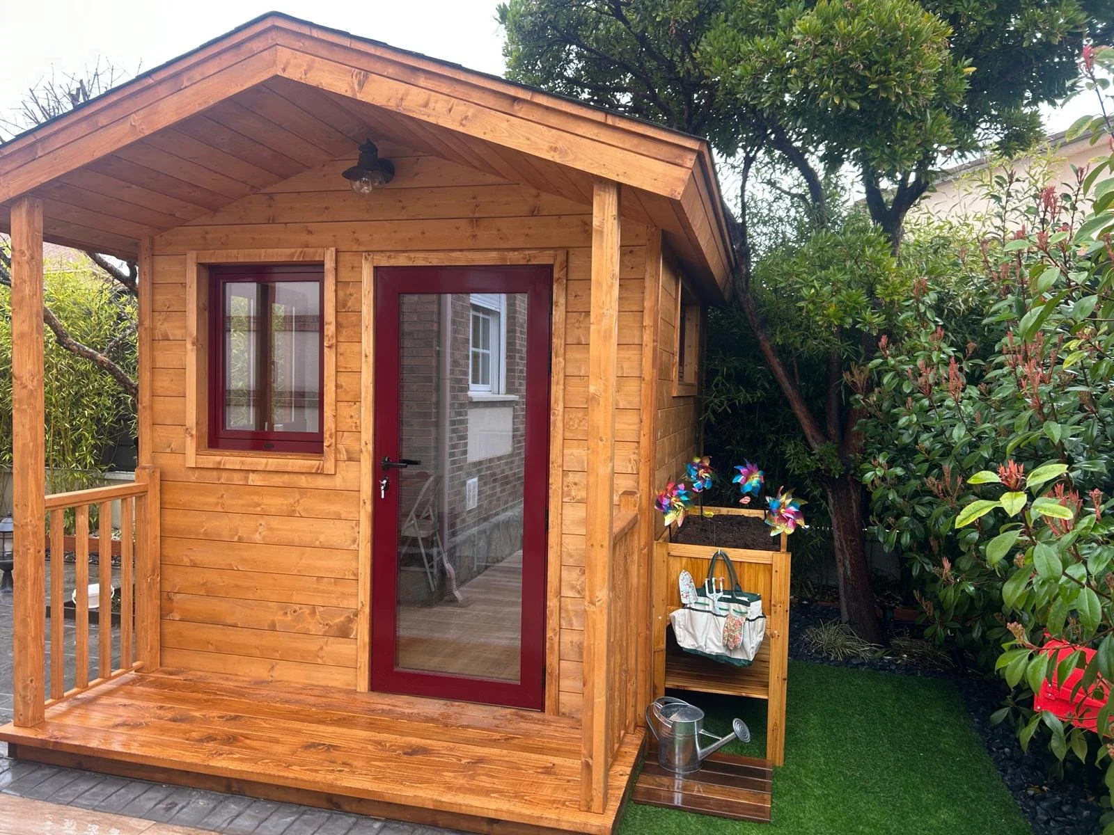 Cabaña de madera infantil de diseño en jardín privado, refugio de juegos para niños con acabados naturales.