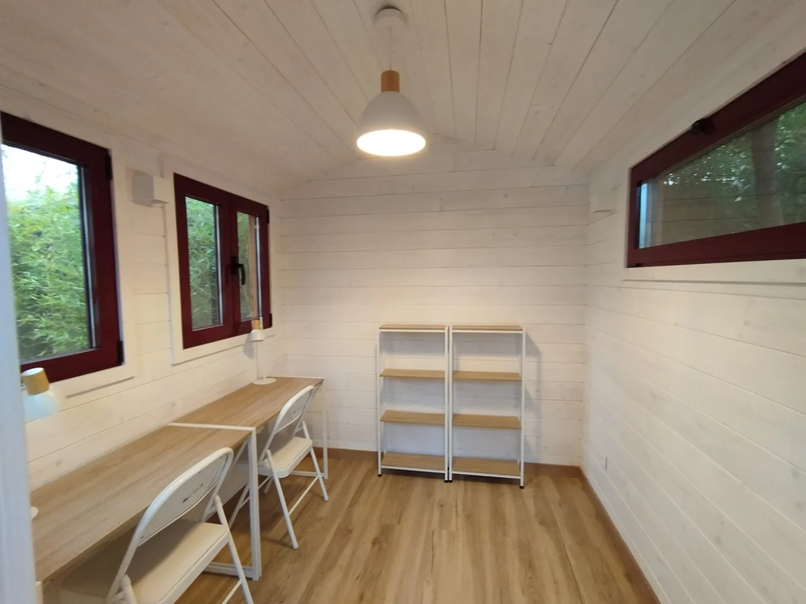 Interior decorado de cabaña infantil de madera, espacio luminoso y acogedor para fomentar la creatividad.